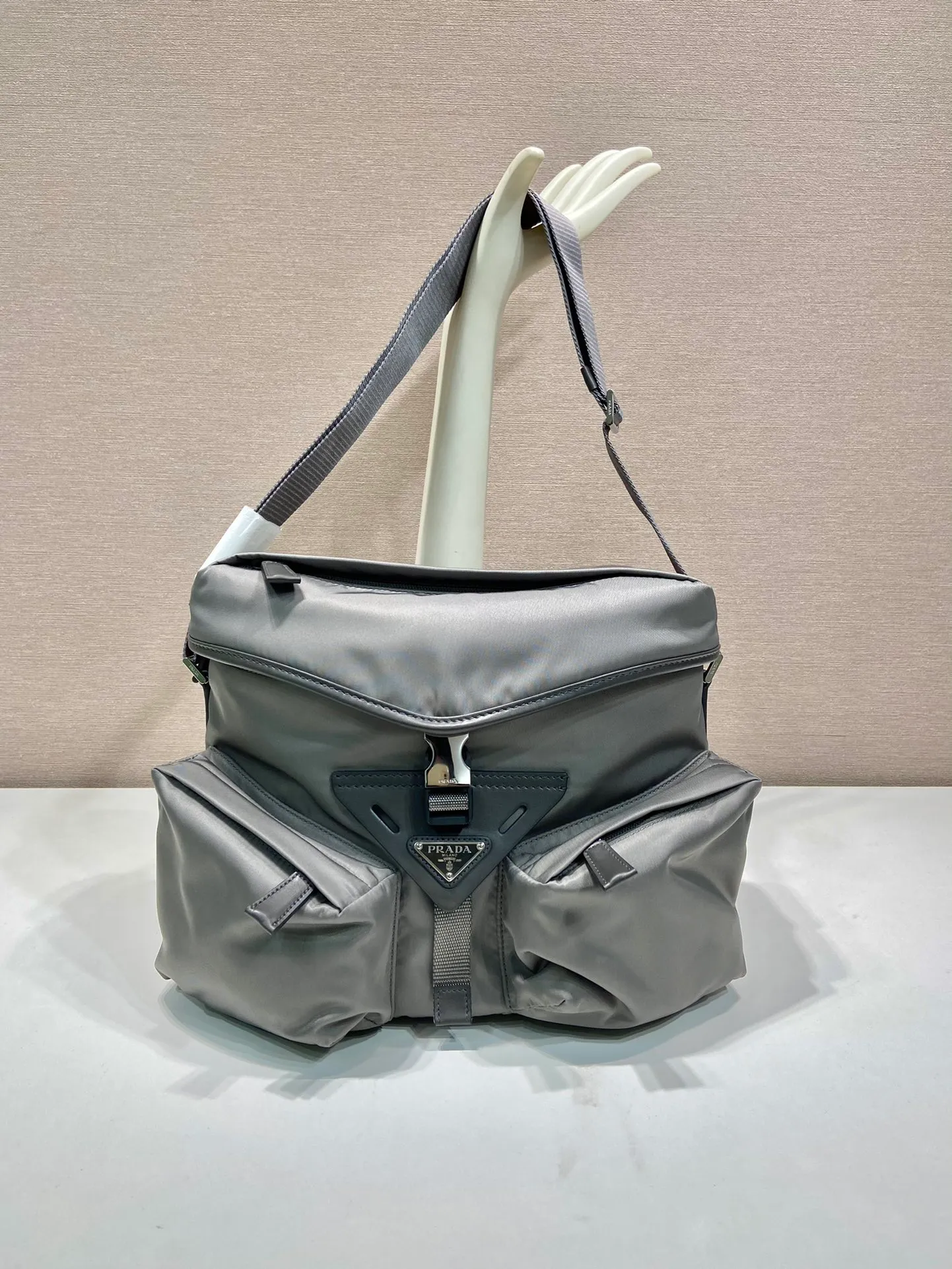 💰1320🎉New men's bag🎉2VD062 cross-body bag🎉🎉 This cross-body bag is made of imported nylon fabric and top-grade hardware. It features 2 zippered pockets on the front, a flap buckle, and a long adjustable shoulder strap. Large capacity space and many compartments. It is practical and elegant, hurry up and get it, it is another popular style that will never go out of style🎉🎉 Length 29x Height 23x Bottom 15cm🎉🎉🎉👏👏👏
