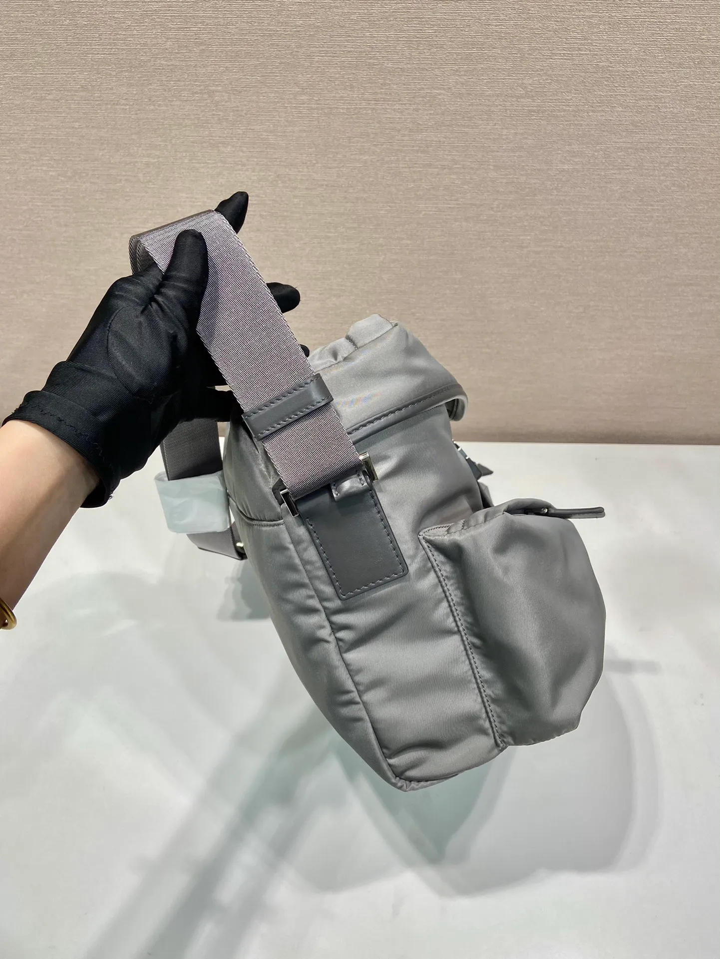💰1320🎉New men's bag🎉2VD062 cross-body bag🎉🎉 This cross-body bag is made of imported nylon fabric and top-grade hardware. It features 2 zippered pockets on the front, a flap buckle, and a long adjustable shoulder strap. Large capacity space and many compartments. It is practical and elegant, hurry up and get it, it is another popular style that will never go out of style🎉🎉 Length 29x Height 23x Bottom 15cm🎉🎉🎉👏👏👏