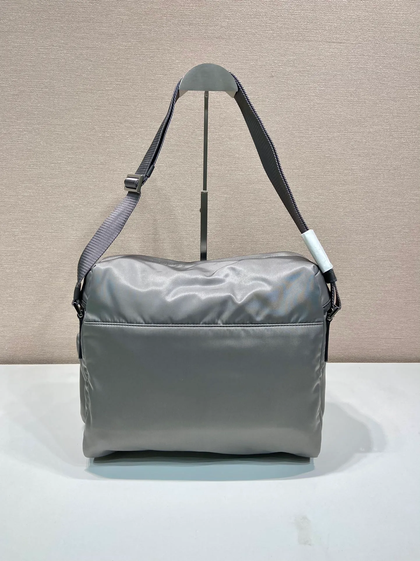 💰1320🎉New men's bag🎉2VD062 cross-body bag🎉🎉 This cross-body bag is made of imported nylon fabric and top-grade hardware. It features 2 zippered pockets on the front, a flap buckle, and a long adjustable shoulder strap. Large capacity space and many compartments. It is practical and elegant, hurry up and get it, it is another popular style that will never go out of style🎉🎉 Length 29x Height 23x Bottom 15cm🎉🎉🎉👏👏👏
