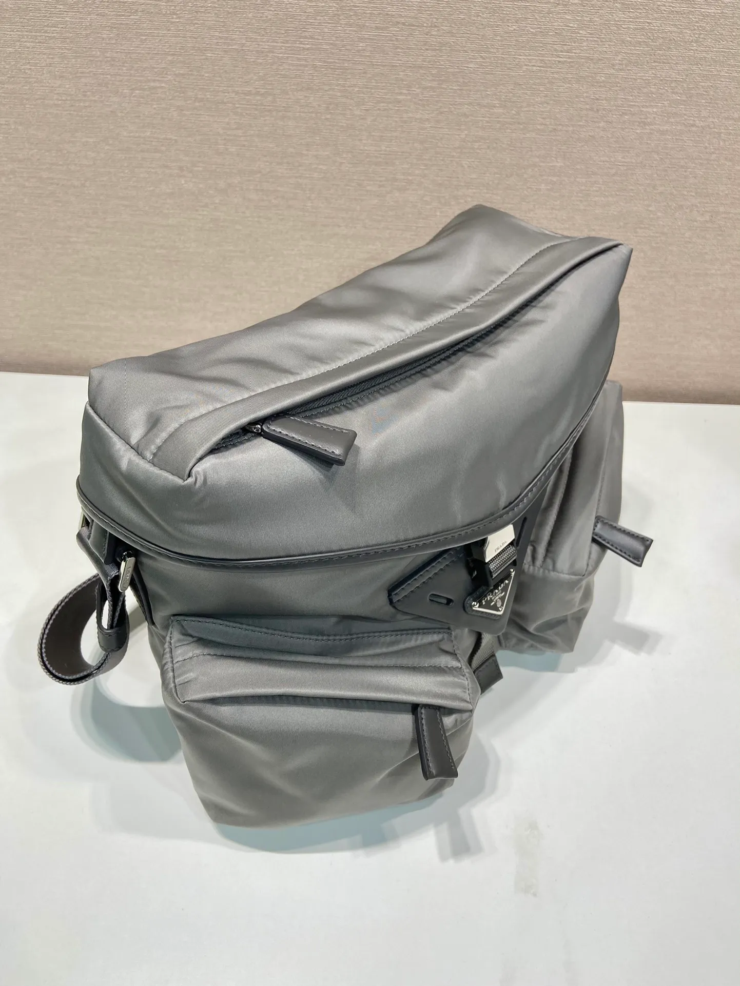 💰1320🎉New men's bag🎉2VD062 cross-body bag🎉🎉 This cross-body bag is made of imported nylon fabric and top-grade hardware. It features 2 zippered pockets on the front, a flap buckle, and a long adjustable shoulder strap. Large capacity space and many compartments. It is practical and elegant, hurry up and get it, it is another popular style that will never go out of style🎉🎉 Length 29x Height 23x Bottom 15cm🎉🎉🎉👏👏👏