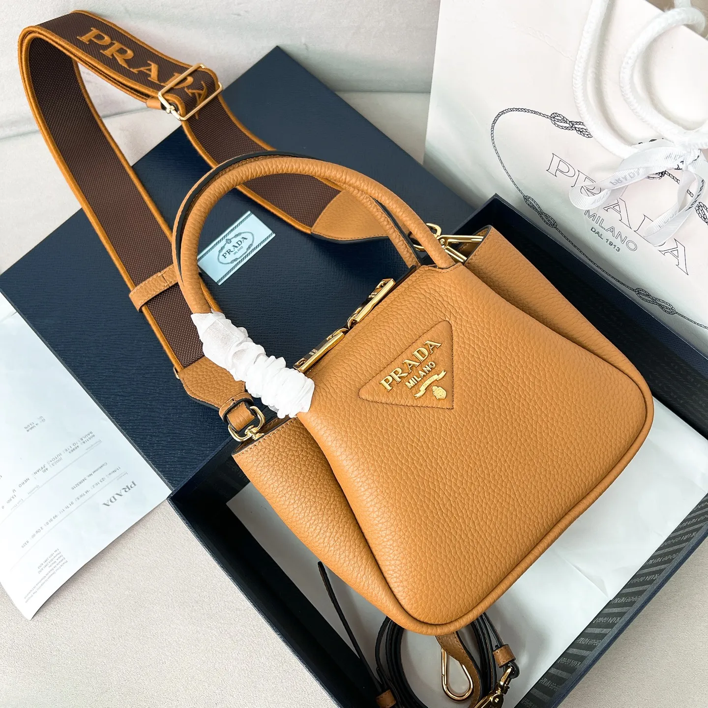 💰1760 ✨New product debut✨2025 new mini pebbled handbag/shoulder bag 1BA362 is made of soft textured pebbled calfskin. The bag has a rounded and soft silhouette. It is equipped with double handles and is decorated with a gold metal logo. Multifunctional detachable embroidered shoulder strap and leather shoulder strap. Elegant and outstanding style. Can be carried by hand, shoulder or crossbody. A handbag that perfectly blends classic heritage with contemporary trends. A must-have for fairies. Size 19.5*18*9cm