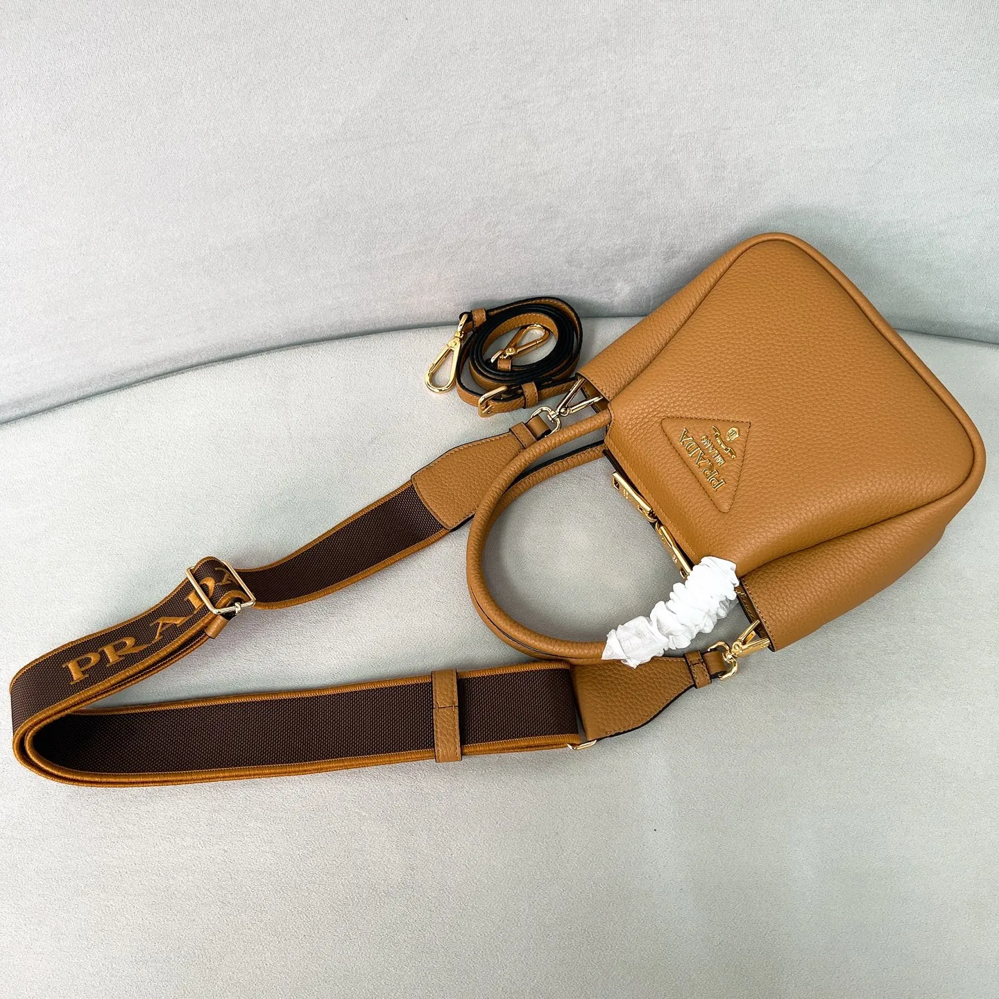 💰1760 ✨New product debut✨2025 new mini pebbled handbag/shoulder bag 1BA362 is made of soft textured pebbled calfskin. The bag has a rounded and soft silhouette. It is equipped with double handles and is decorated with a gold metal logo. Multifunctional detachable embroidered shoulder strap and leather shoulder strap. Elegant and outstanding style. Can be carried by hand, shoulder or crossbody. A handbag that perfectly blends classic heritage with contemporary trends. A must-have for fairies. Size 19.5*18*9cm