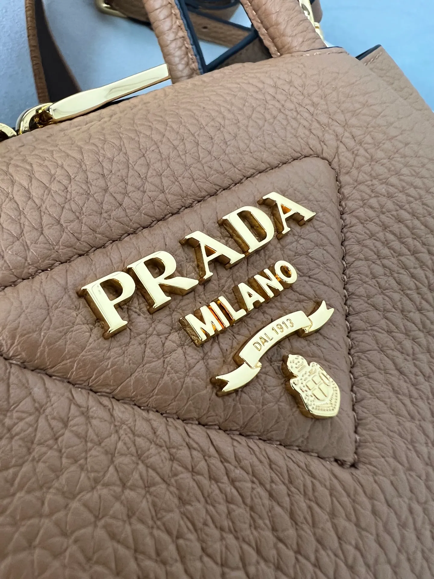💰1760 ✨New product debut✨2025 new mini pebbled handbag/shoulder bag 1BA362 is made of soft textured pebbled calfskin. The bag has a rounded and soft silhouette. It is equipped with double handles and is decorated with a gold metal logo. Multifunctional detachable embroidered shoulder strap and leather shoulder strap. Elegant and outstanding style. Can be carried by hand, shoulder or crossbody. A handbag that perfectly blends classic heritage with contemporary trends. A must-have for fairies. Size 19.5*18*9cm