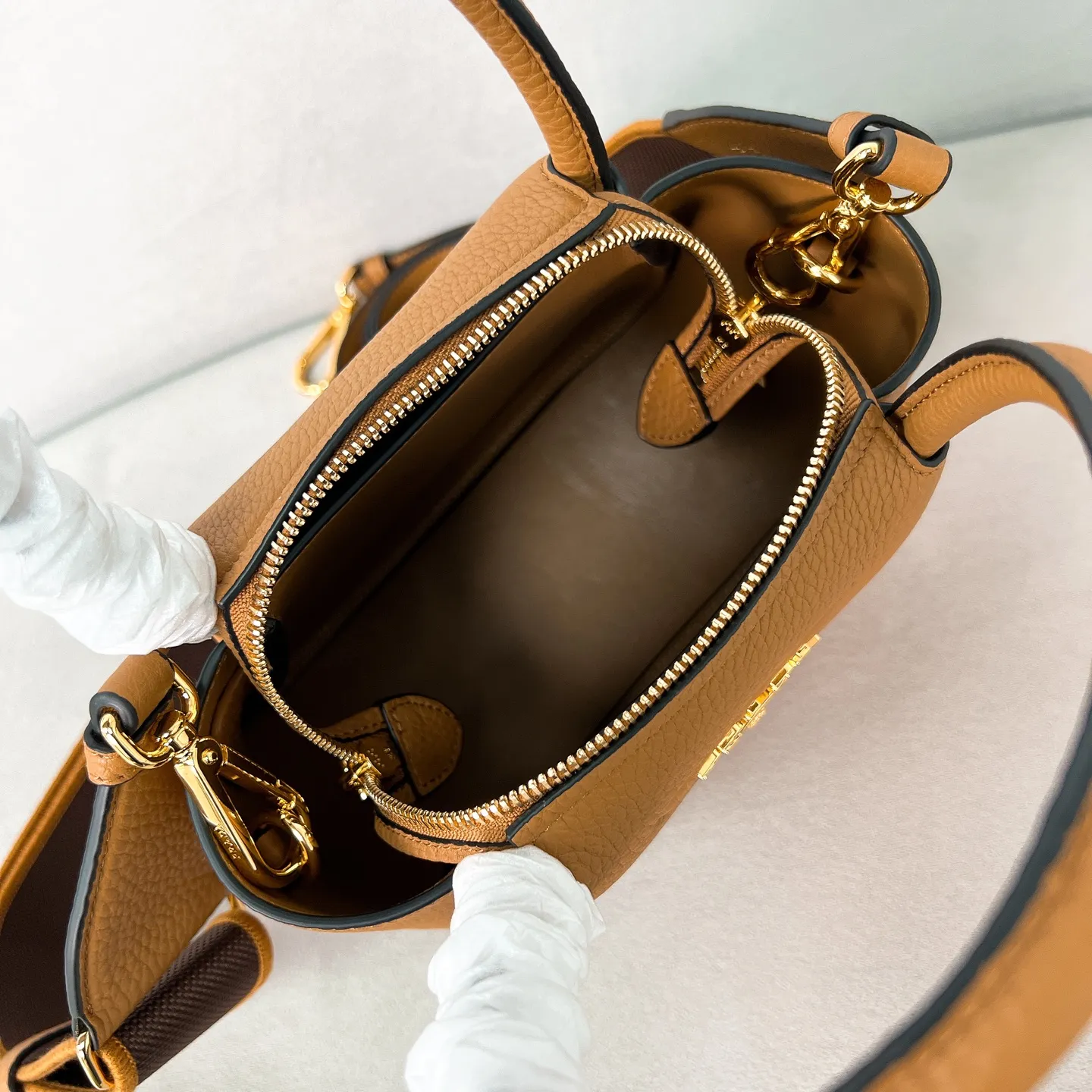 💰1760 ✨New product debut✨2025 new mini pebbled handbag/shoulder bag 1BA362 is made of soft textured pebbled calfskin. The bag has a rounded and soft silhouette. It is equipped with double handles and is decorated with a gold metal logo. Multifunctional detachable embroidered shoulder strap and leather shoulder strap. Elegant and outstanding style. Can be carried by hand, shoulder or crossbody. A handbag that perfectly blends classic heritage with contemporary trends. A must-have for fairies. Size 19.5*18*9cm
