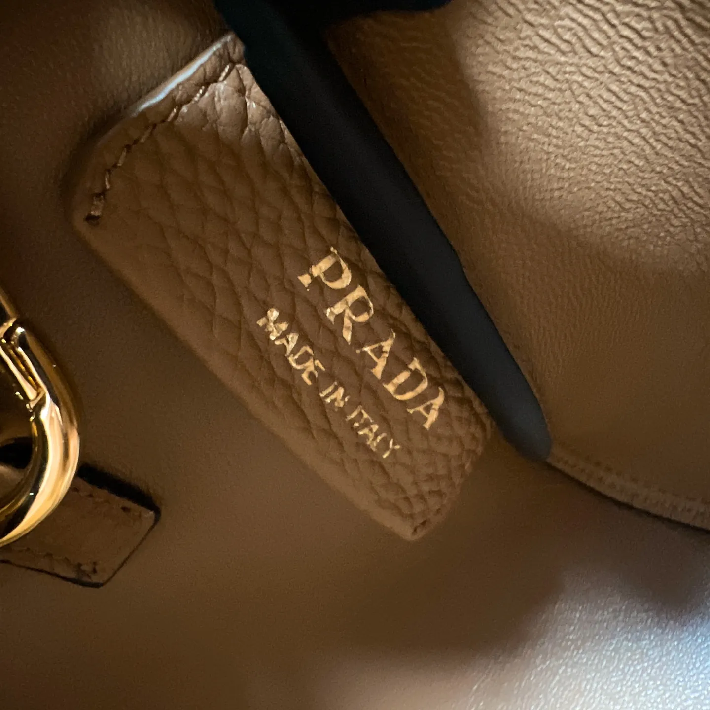 💰1760 ✨New product debut✨2025 new mini pebbled handbag/shoulder bag 1BA362 is made of soft textured pebbled calfskin. The bag has a rounded and soft silhouette. It is equipped with double handles and is decorated with a gold metal logo. Multifunctional detachable embroidered shoulder strap and leather shoulder strap. Elegant and outstanding style. Can be carried by hand, shoulder or crossbody. A handbag that perfectly blends classic heritage with contemporary trends. A must-have for fairies. Size 19.5*18*9cm