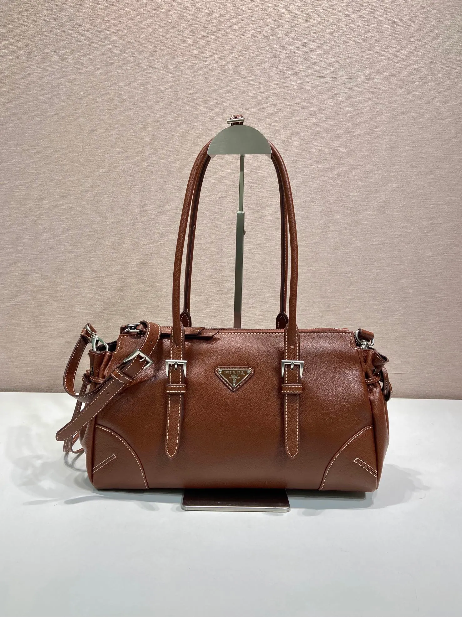 💰1700🎉New product Bonnie🎉1BG628🎉🎉 This retro-textured leather bag embodies exquisite and modern personality. The geometric silhouette is complemented by a modern, metallic buckle and side laces. The long handle indicates a pragmatic and casual attitude. Equipped with a detachable long shoulder strap, it is convenient for different occasions and has a very large capacity. Juju is easy to use👍👍It is definitely a must-have for fashionistas. Hurry up and take this retro style handbag home🎉🎉 Length 32x Height 17.5x Bottom 10.5cm🎉🎉🎉💰💰💰