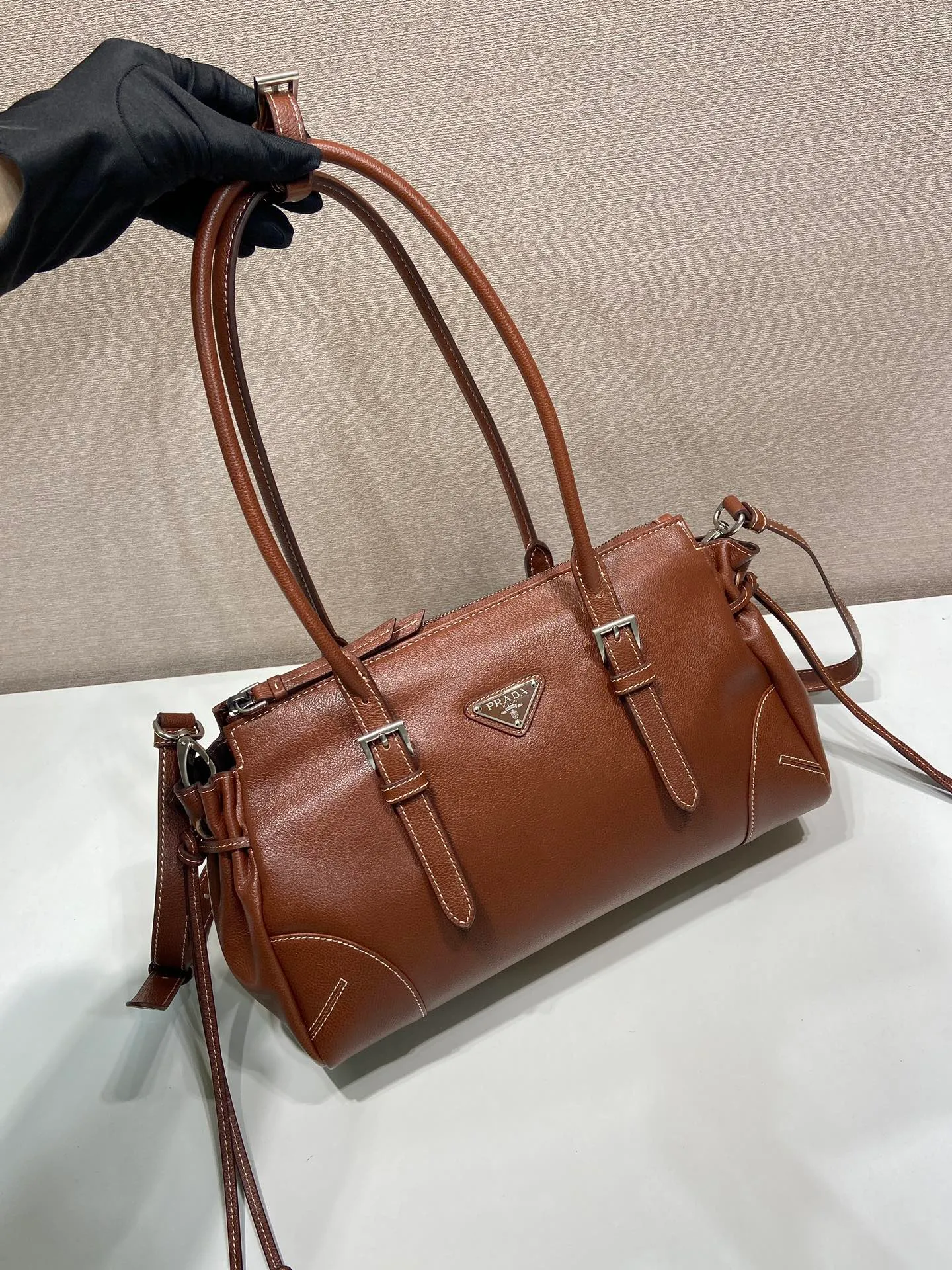 💰1700🎉New product Bonnie🎉1BG628🎉🎉 This retro-textured leather bag embodies exquisite and modern personality. The geometric silhouette is complemented by a modern, metallic buckle and side laces. The long handle indicates a pragmatic and casual attitude. Equipped with a detachable long shoulder strap, it is convenient for different occasions and has a very large capacity. Juju is easy to use👍👍It is definitely a must-have for fashionistas. Hurry up and take this retro style handbag home🎉🎉 Length 32x Height 17.5x Bottom 10.5cm🎉🎉🎉💰💰💰