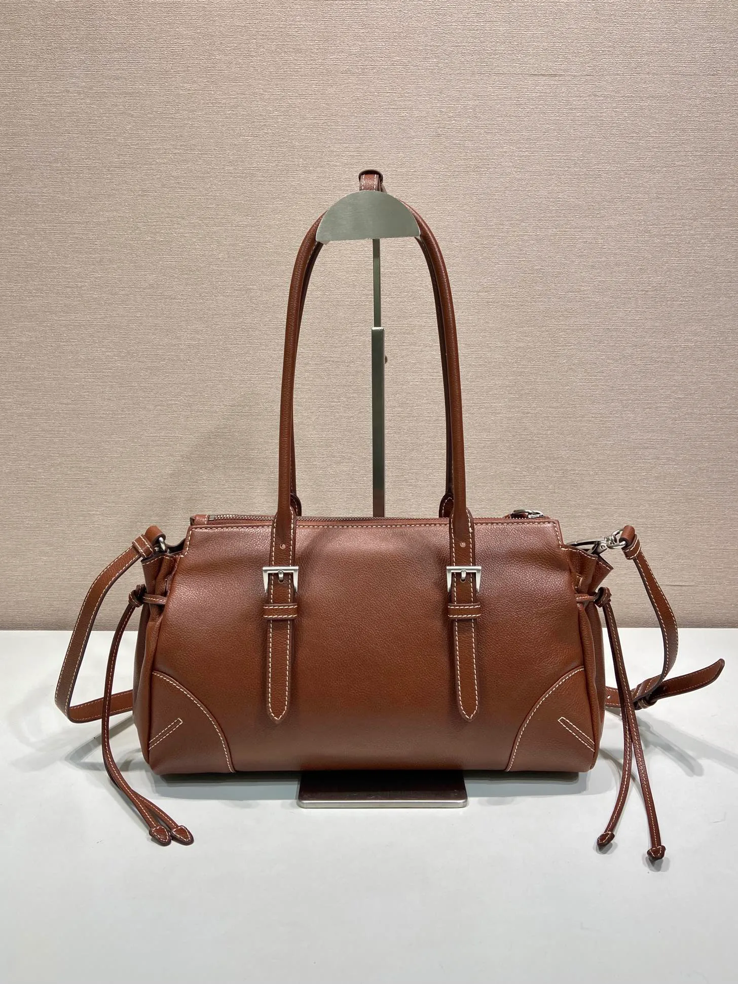 💰1700🎉New product Bonnie🎉1BG628🎉🎉 This retro-textured leather bag embodies exquisite and modern personality. The geometric silhouette is complemented by a modern, metallic buckle and side laces. The long handle indicates a pragmatic and casual attitude. Equipped with a detachable long shoulder strap, it is convenient for different occasions and has a very large capacity. Juju is easy to use👍👍It is definitely a must-have for fashionistas. Hurry up and take this retro style handbag home🎉🎉 Length 32x Height 17.5x Bottom 10.5cm🎉🎉🎉💰💰💰