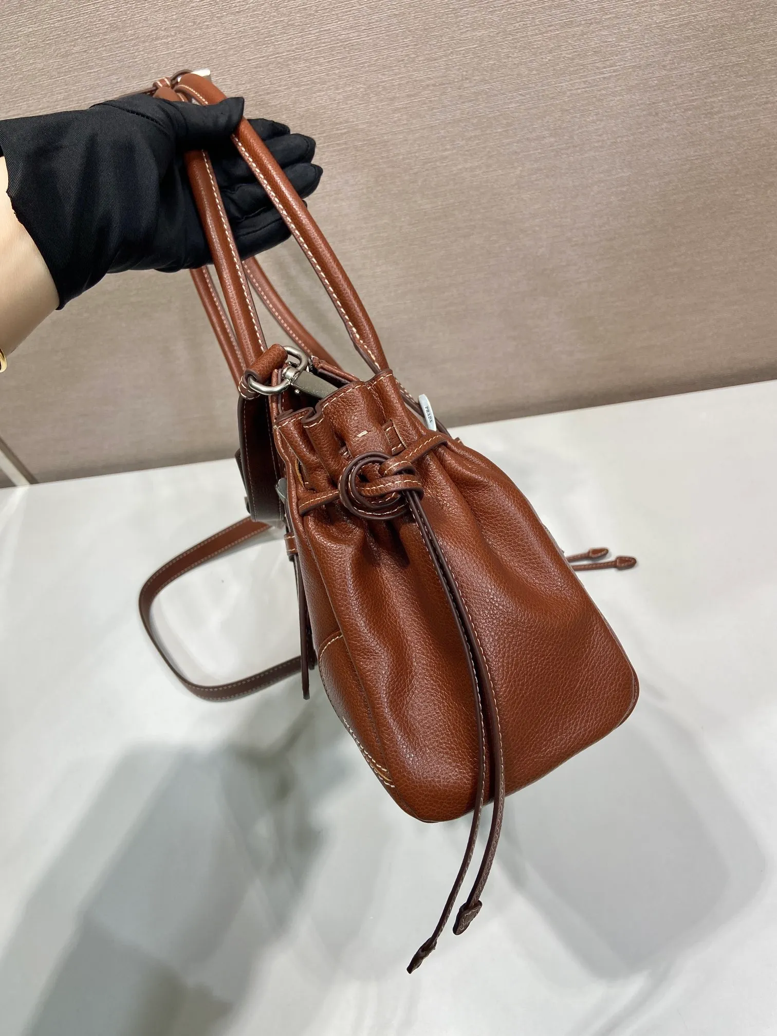 💰1700🎉New product Bonnie🎉1BG628🎉🎉 This retro-textured leather bag embodies exquisite and modern personality. The geometric silhouette is complemented by a modern, metallic buckle and side laces. The long handle indicates a pragmatic and casual attitude. Equipped with a detachable long shoulder strap, it is convenient for different occasions and has a very large capacity. Juju is easy to use👍👍It is definitely a must-have for fashionistas. Hurry up and take this retro style handbag home🎉🎉 Length 32x Height 17.5x Bottom 10.5cm🎉🎉🎉💰💰💰