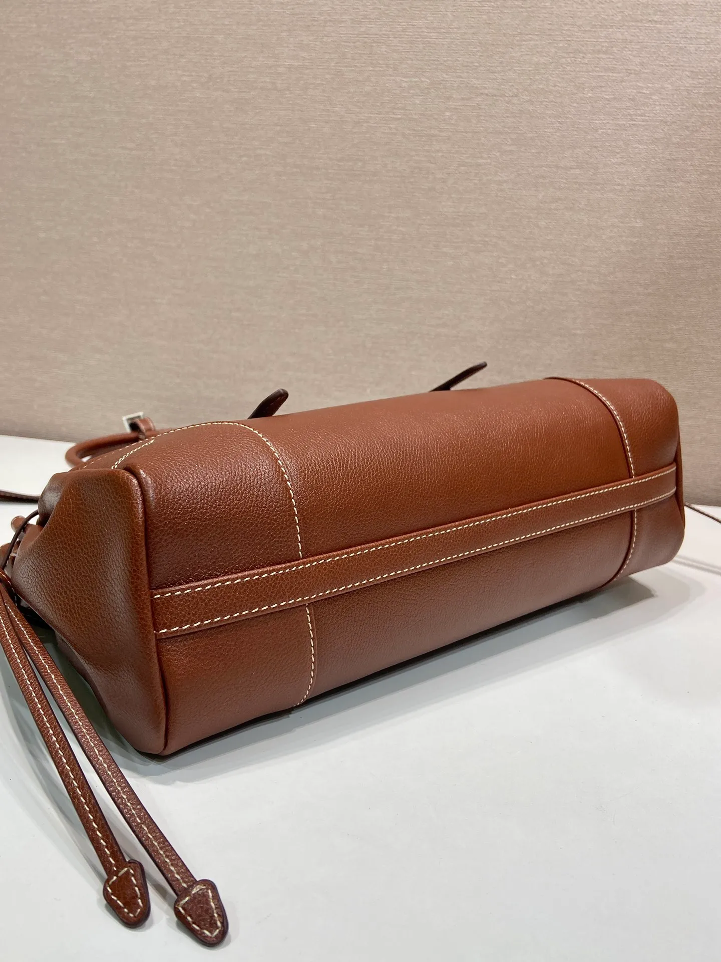 💰1700🎉New product Bonnie🎉1BG628🎉🎉 This retro-textured leather bag embodies exquisite and modern personality. The geometric silhouette is complemented by a modern, metallic buckle and side laces. The long handle indicates a pragmatic and casual attitude. Equipped with a detachable long shoulder strap, it is convenient for different occasions and has a very large capacity. Juju is easy to use👍👍It is definitely a must-have for fashionistas. Hurry up and take this retro style handbag home🎉🎉 Length 32x Height 17.5x Bottom 10.5cm🎉🎉🎉💰💰💰