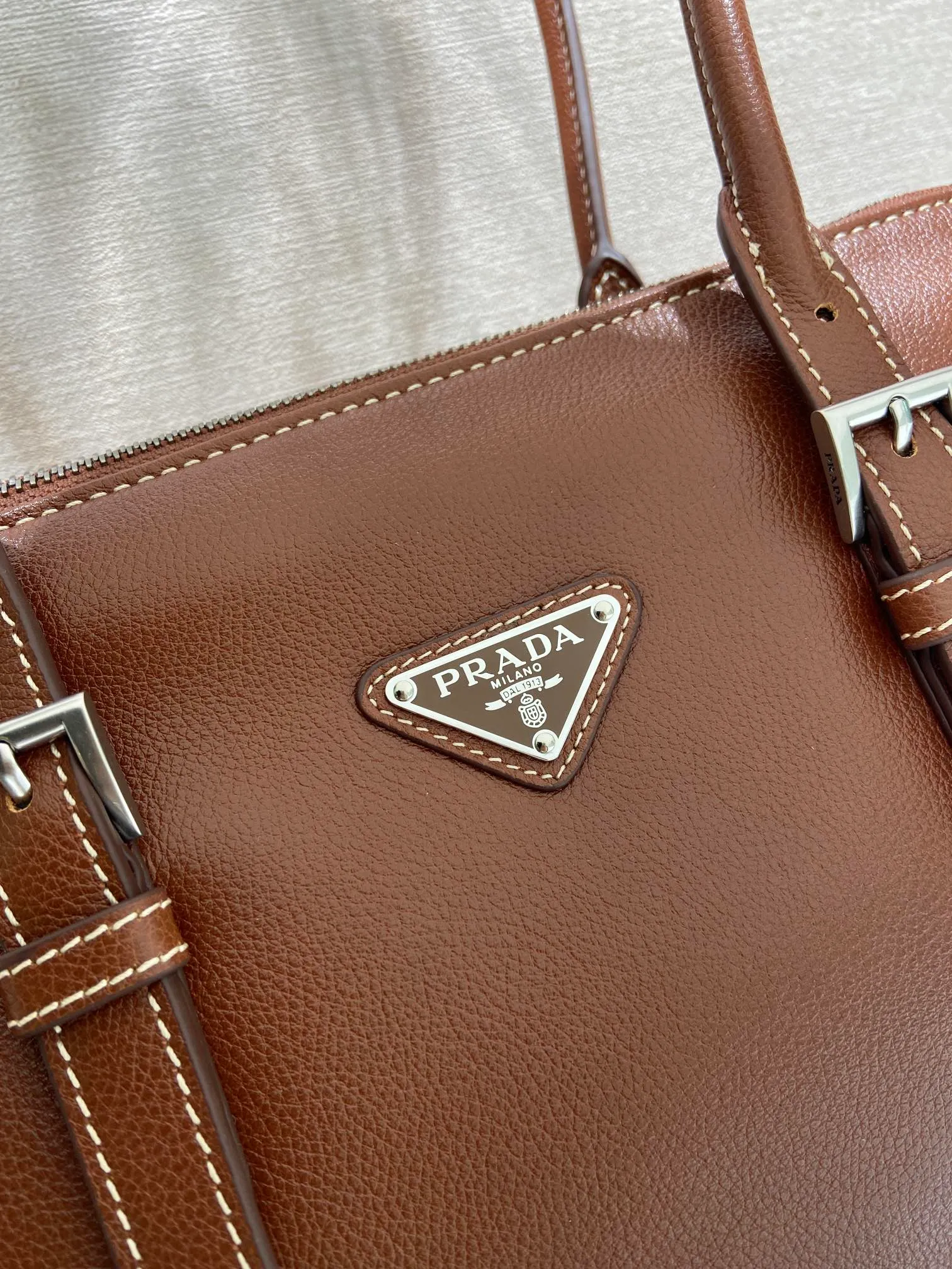 💰1700🎉New product Bonnie🎉1BG628🎉🎉 This retro-textured leather bag embodies exquisite and modern personality. The geometric silhouette is complemented by a modern, metallic buckle and side laces. The long handle indicates a pragmatic and casual attitude. Equipped with a detachable long shoulder strap, it is convenient for different occasions and has a very large capacity. Juju is easy to use👍👍It is definitely a must-have for fashionistas. Hurry up and take this retro style handbag home🎉🎉 Length 32x Height 17.5x Bottom 10.5cm🎉🎉🎉💰💰💰