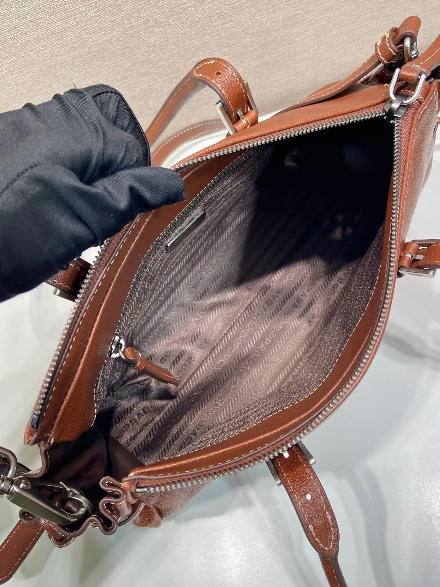 💰1700🎉New product Bonnie🎉1BG628🎉🎉 This retro-textured leather bag embodies exquisite and modern personality. The geometric silhouette is complemented by a modern, metallic buckle and side laces. The long handle indicates a pragmatic and casual attitude. Equipped with a detachable long shoulder strap, it is convenient for different occasions and has a very large capacity. Juju is easy to use👍👍It is definitely a must-have for fashionistas. Hurry up and take this retro style handbag home🎉🎉 Length 32x Height 17.5x Bottom 10.5cm🎉🎉🎉💰💰💰