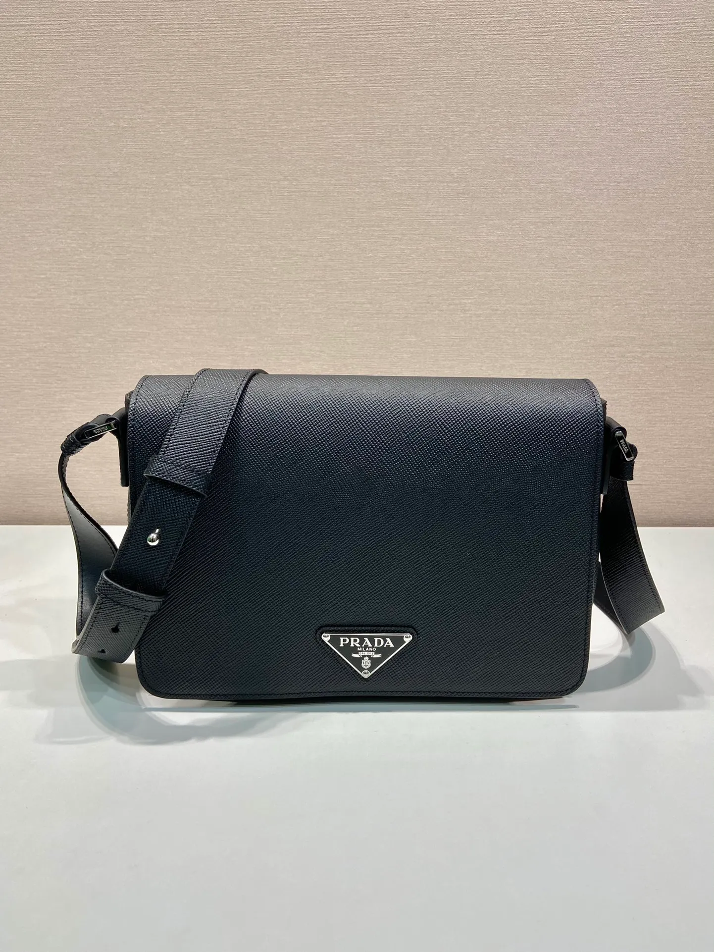 💰1840🎉New messenger bag🎉2VD049 large size🎉🎉 This messenger bag is made of the iconic material Saffiano cowhide, with a magnetic flap design, a magnetic buckle pocket on the back, and an adjustable cowhide long shoulder strap design, presenting a practical and stylish minimalist design. The upper body effect is very cool 😎, another popular style that will never go out of style 🎉🎉Handsome guys, hurry up and get it 👏 Length 28x Height 19.5x Bottom 6.5cm
