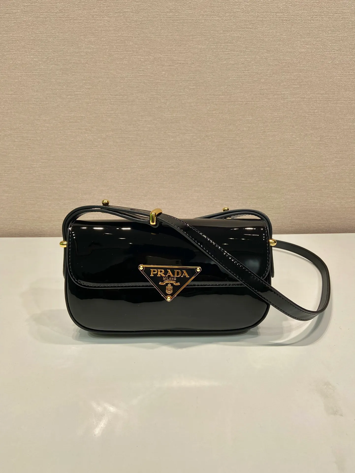 💰1460🎉New style🎉1BD339 patent leather🎉🎉 This shoulder bag demonstrates a simple design concept through its smooth lines and compact shape. It is made of patent calfskin outer/sheepskin inner fabric. It is equipped with an adjustable shoulder strap that can be carried on one shoulder/crossbody, with a maximum length of 110cm. The front lock buckle is embellished with the iconic triangle logo. Wear a bold upper body, beauties. Get it now. Length 20.5x Height 10.5x Bottom 4cm👏👏👏🎉🎉🎉