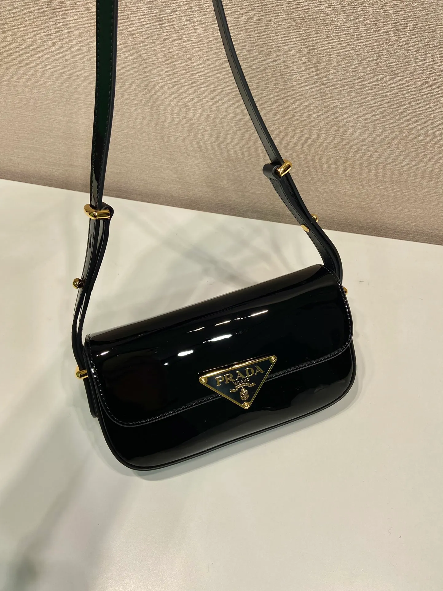 💰1460🎉New style🎉1BD339 patent leather🎉🎉 This shoulder bag demonstrates a simple design concept through its smooth lines and compact shape. It is made of patent calfskin outer/sheepskin inner fabric. It is equipped with an adjustable shoulder strap that can be carried on one shoulder/crossbody, with a maximum length of 110cm. The front lock buckle is embellished with the iconic triangle logo. Wear a bold upper body, beauties. Get it now. Length 20.5x Height 10.5x Bottom 4cm👏👏👏🎉🎉🎉