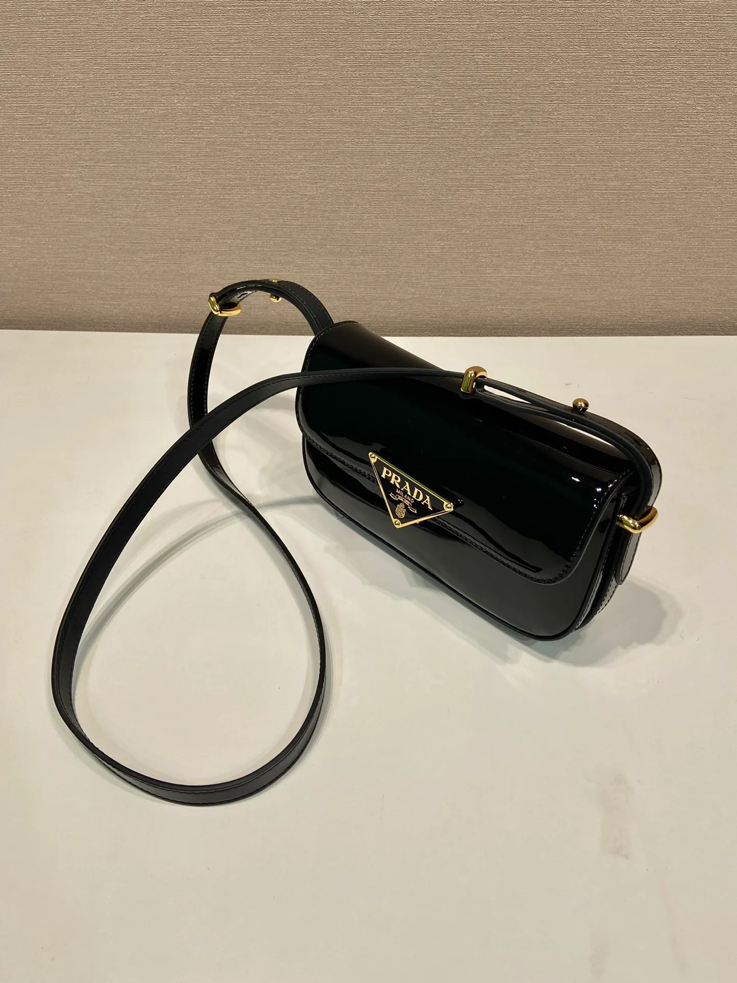 💰1460🎉New style🎉1BD339 patent leather🎉🎉 This shoulder bag demonstrates a simple design concept through its smooth lines and compact shape. It is made of patent calfskin outer/sheepskin inner fabric. It is equipped with an adjustable shoulder strap that can be carried on one shoulder/crossbody, with a maximum length of 110cm. The front lock buckle is embellished with the iconic triangle logo. Wear a bold upper body, beauties. Get it now. Length 20.5x Height 10.5x Bottom 4cm👏👏👏🎉🎉🎉