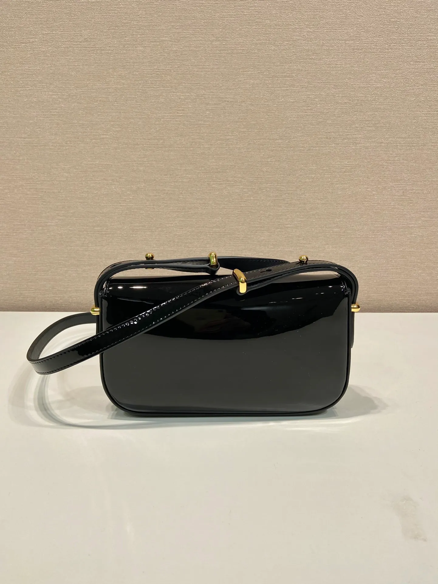 💰1460🎉New style🎉1BD339 patent leather🎉🎉 This shoulder bag demonstrates a simple design concept through its smooth lines and compact shape. It is made of patent calfskin outer/sheepskin inner fabric. It is equipped with an adjustable shoulder strap that can be carried on one shoulder/crossbody, with a maximum length of 110cm. The front lock buckle is embellished with the iconic triangle logo. Wear a bold upper body, beauties. Get it now. Length 20.5x Height 10.5x Bottom 4cm👏👏👏🎉🎉🎉