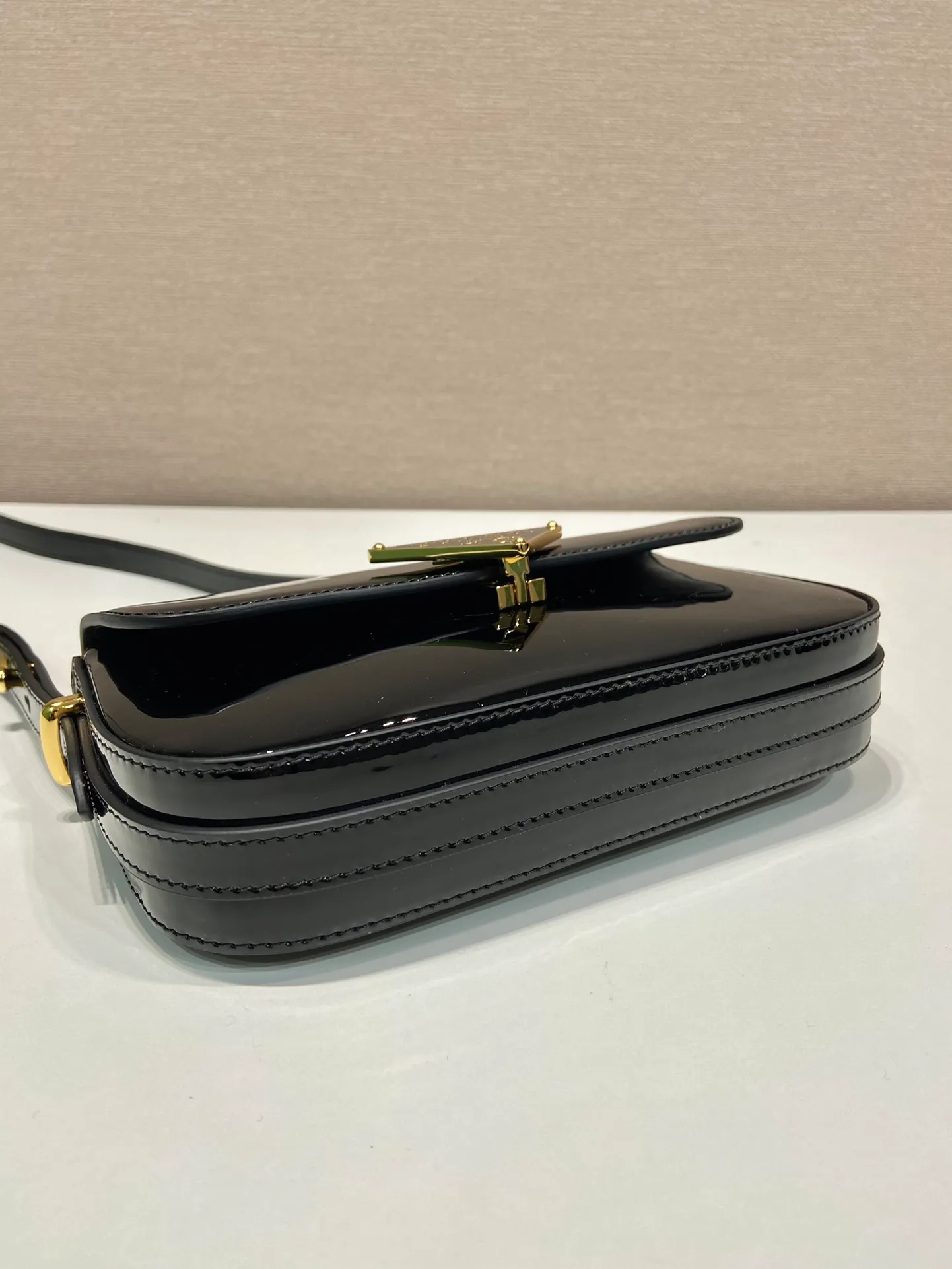 💰1460🎉New style🎉1BD339 patent leather🎉🎉 This shoulder bag demonstrates a simple design concept through its smooth lines and compact shape. It is made of patent calfskin outer/sheepskin inner fabric. It is equipped with an adjustable shoulder strap that can be carried on one shoulder/crossbody, with a maximum length of 110cm. The front lock buckle is embellished with the iconic triangle logo. Wear a bold upper body, beauties. Get it now. Length 20.5x Height 10.5x Bottom 4cm👏👏👏🎉🎉🎉