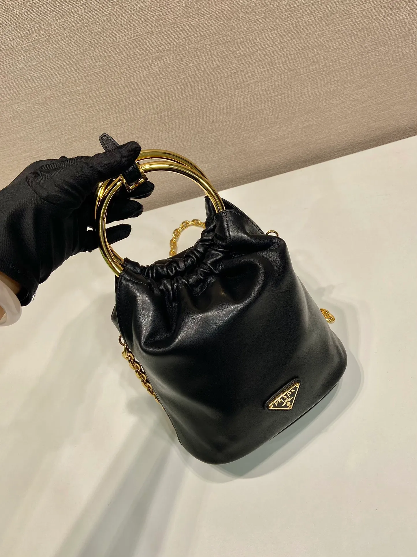 💰1120🎉New bucket bag🎉1BC227 lambskin🎉🎉 This mini bucket bag is made of soft Nappa leather material, metal ring handle design, detachable chain shoulder strap, the upper body effect is 100% head-turning👍Simple, fashionable and cute👏Large capacity space, it is also an internet celebrity, my wife looks good😀Hurry up and get it🎉🎉 Length 15x height 19x bottom 8cm🎉🎉🎉