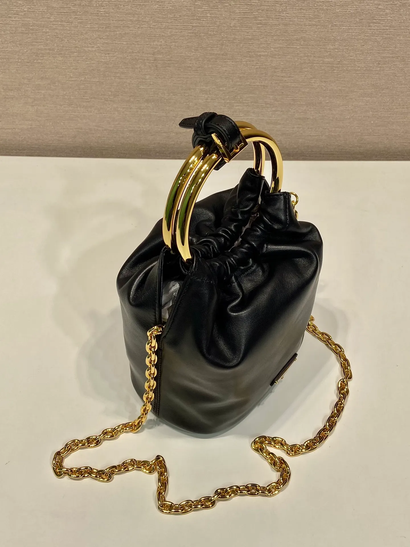 💰1120🎉New bucket bag🎉1BC227 lambskin🎉🎉 This mini bucket bag is made of soft Nappa leather material, metal ring handle design, detachable chain shoulder strap, the upper body effect is 100% head-turning👍Simple, fashionable and cute👏Large capacity space, it is also an internet celebrity, my wife looks good😀Hurry up and get it🎉🎉 Length 15x height 19x bottom 8cm🎉🎉🎉