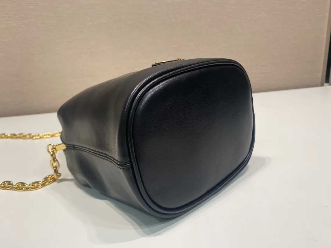 💰1120🎉New bucket bag🎉1BC227 lambskin🎉🎉 This mini bucket bag is made of soft Nappa leather material, metal ring handle design, detachable chain shoulder strap, the upper body effect is 100% head-turning👍Simple, fashionable and cute👏Large capacity space, it is also an internet celebrity, my wife looks good😀Hurry up and get it🎉🎉 Length 15x height 19x bottom 8cm🎉🎉🎉