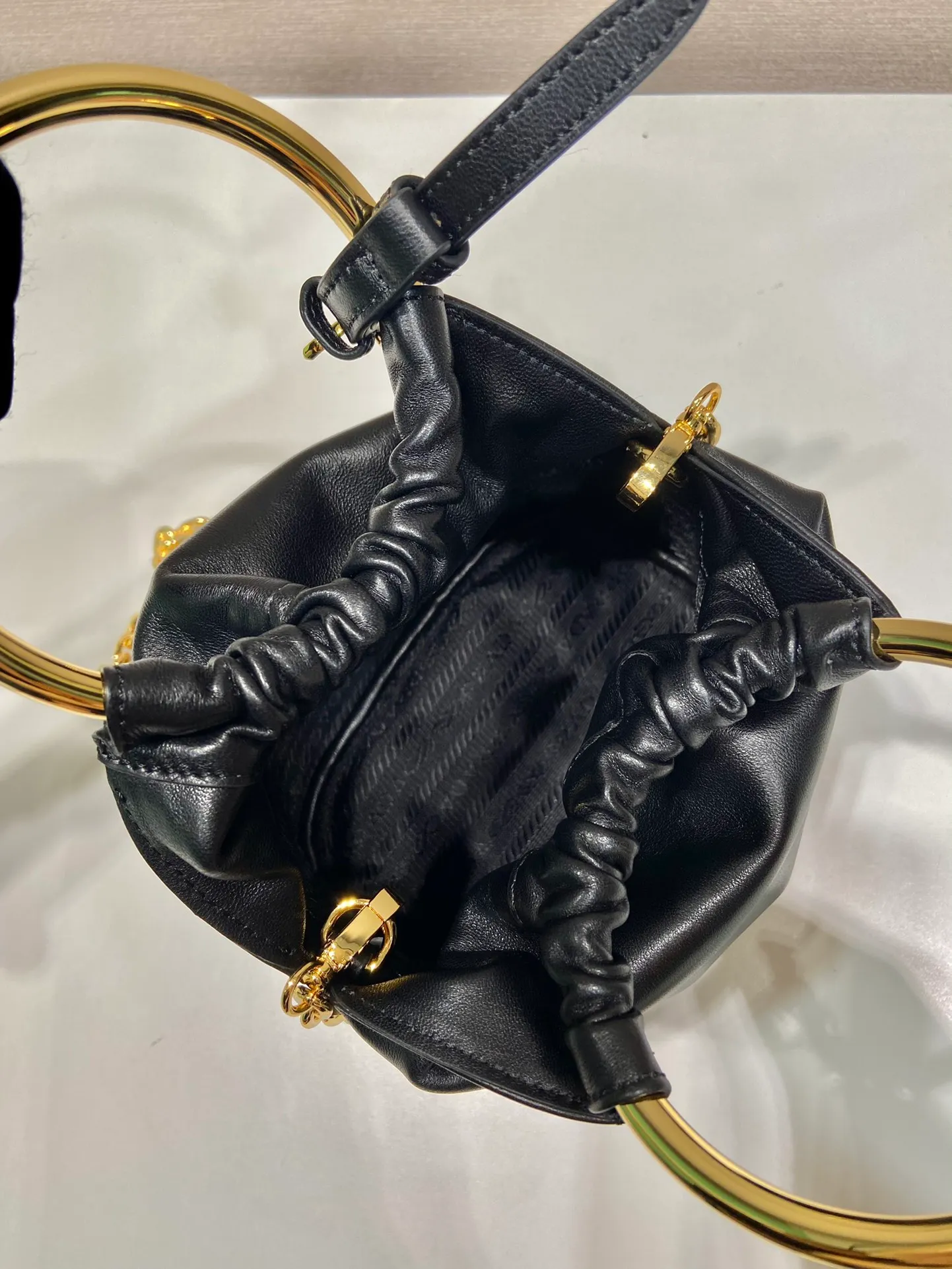 💰1120🎉New bucket bag🎉1BC227 lambskin🎉🎉 This mini bucket bag is made of soft Nappa leather material, metal ring handle design, detachable chain shoulder strap, the upper body effect is 100% head-turning👍Simple, fashionable and cute👏Large capacity space, it is also an internet celebrity, my wife looks good😀Hurry up and get it🎉🎉 Length 15x height 19x bottom 8cm🎉🎉🎉