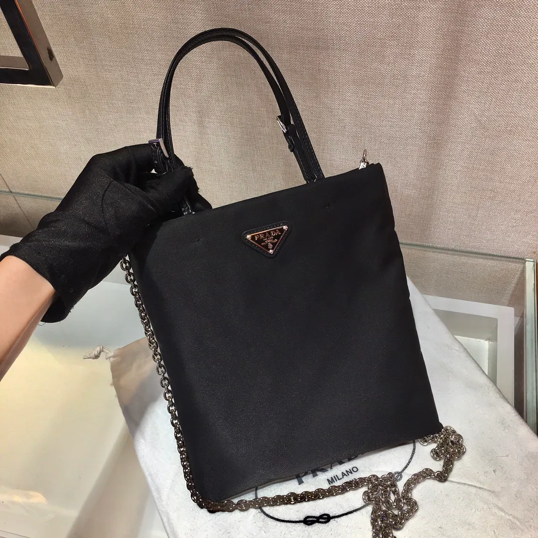 💰700, new model 🎉1BA252🎉🎉Made of imported nylon fabric👏👏This nylon handbag is equipped with double handles and a detachable metal chain shoulder strap, giving it a playful feel. The enameled triangle metal logo adds a classic touch to the brand. It is fashionable and simple, and has a special taste. Beauties, hurry up and get it🙊🙊Length 23X Height 22cm👏👏