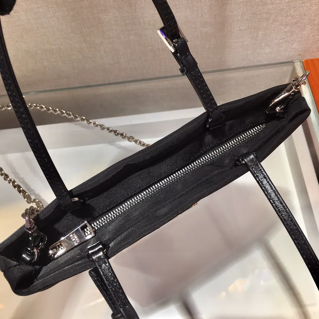 💰700, new model 🎉1BA252🎉🎉Made of imported nylon fabric👏👏This nylon handbag is equipped with double handles and a detachable metal chain shoulder strap, giving it a playful feel. The enameled triangle metal logo adds a classic touch to the brand. It is fashionable and simple, and has a special taste. Beauties, hurry up and get it🙊🙊Length 23X Height 22cm👏👏