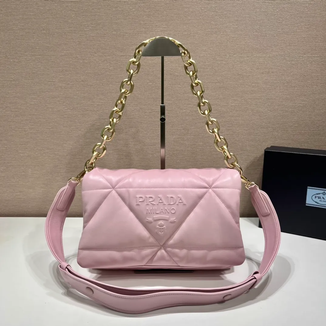 💰1960🎉New pillow bag🎉1BD306 This one is made of imported lambskin, equipped with a detachable retro chain, detachable and adjustable shoulder straps, and has three uses in one bag. Very functional😘😘This season’s quilted plaid design. Reproduced with a softer and more comfortable feel. So beautiful 😘😘 worth having. Hurry up and get it🎉🎉 Length 31x Height 19x Bottom 8.5cm