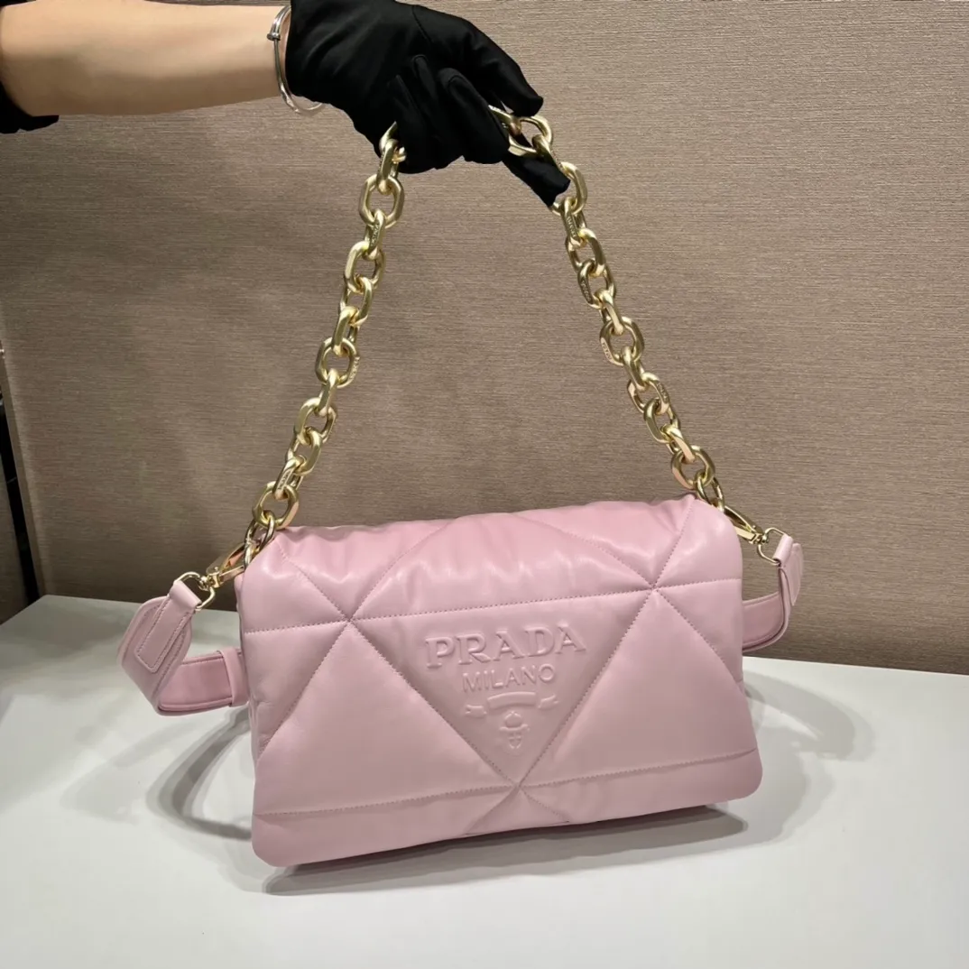 💰1960🎉New pillow bag🎉1BD306 This one is made of imported lambskin, equipped with a detachable retro chain, detachable and adjustable shoulder straps, and has three uses in one bag. Very functional😘😘This season’s quilted plaid design. Reproduced with a softer and more comfortable feel. So beautiful 😘😘 worth having. Hurry up and get it🎉🎉 Length 31x Height 19x Bottom 8.5cm