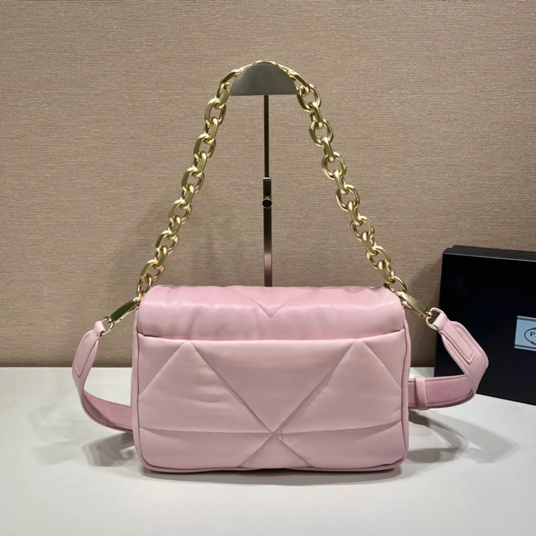 💰1960🎉New pillow bag🎉1BD306 This one is made of imported lambskin, equipped with a detachable retro chain, detachable and adjustable shoulder straps, and has three uses in one bag. Very functional😘😘This season’s quilted plaid design. Reproduced with a softer and more comfortable feel. So beautiful 😘😘 worth having. Hurry up and get it🎉🎉 Length 31x Height 19x Bottom 8.5cm