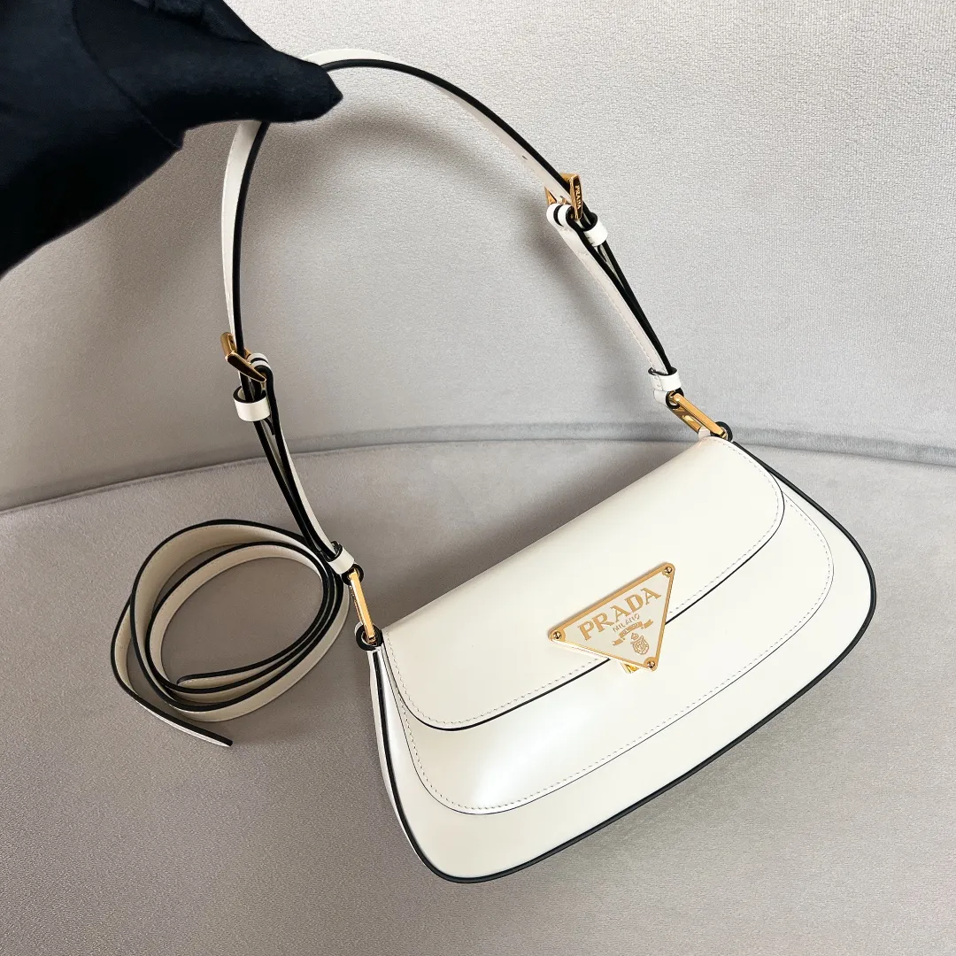 💰1520✨New product launch✨2023 new series glossy calfskin flip shoulder bag 1BD345 Chic and noble glossy calfskin Exquisite and fashionable new lock closure The large logo triangle logo is perfectly integrated into the body of the bag. Equipped with 2 detachable and adjustable shoulder straps. It can be used as an armpit bag or a crossbody bag. The lines are smooth and neat, retro and trendy! Perfect details are comparable to brick cabinets. Super size: 24*11*4cm