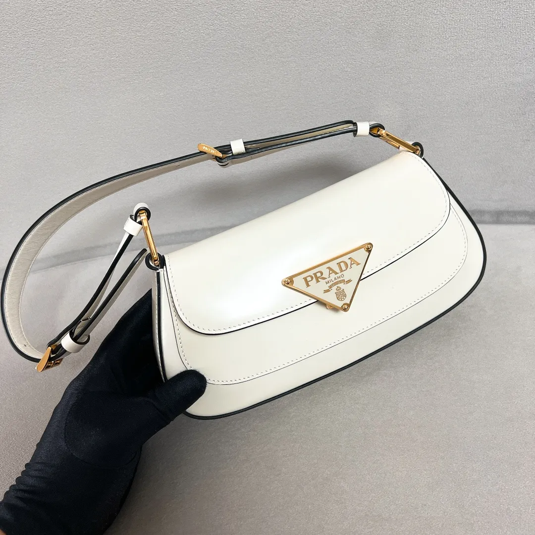 💰1520✨New product launch✨2023 new series glossy calfskin flip shoulder bag 1BD345 Chic and noble glossy calfskin Exquisite and fashionable new lock closure The large logo triangle logo is perfectly integrated into the body of the bag. Equipped with 2 detachable and adjustable shoulder straps. It can be used as an armpit bag or a crossbody bag. The lines are smooth and neat, retro and trendy! Perfect details are comparable to brick cabinets. Super size: 24*11*4cm