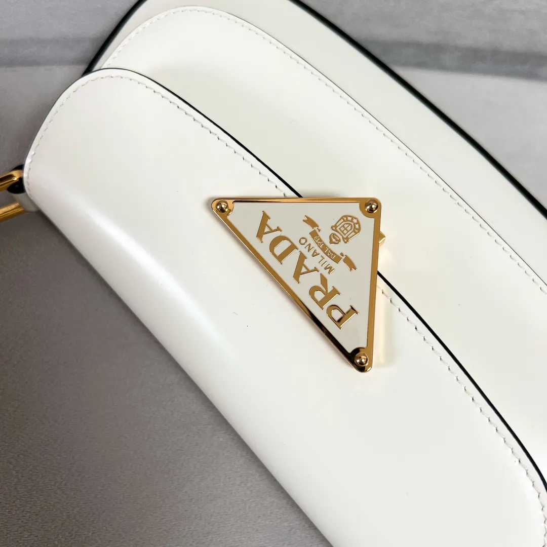💰1520✨New product launch✨2023 new series glossy calfskin flip shoulder bag 1BD345 Chic and noble glossy calfskin Exquisite and fashionable new lock closure The large logo triangle logo is perfectly integrated into the body of the bag. Equipped with 2 detachable and adjustable shoulder straps. It can be used as an armpit bag or a crossbody bag. The lines are smooth and neat, retro and trendy! Perfect details are comparable to brick cabinets. Super size: 24*11*4cm