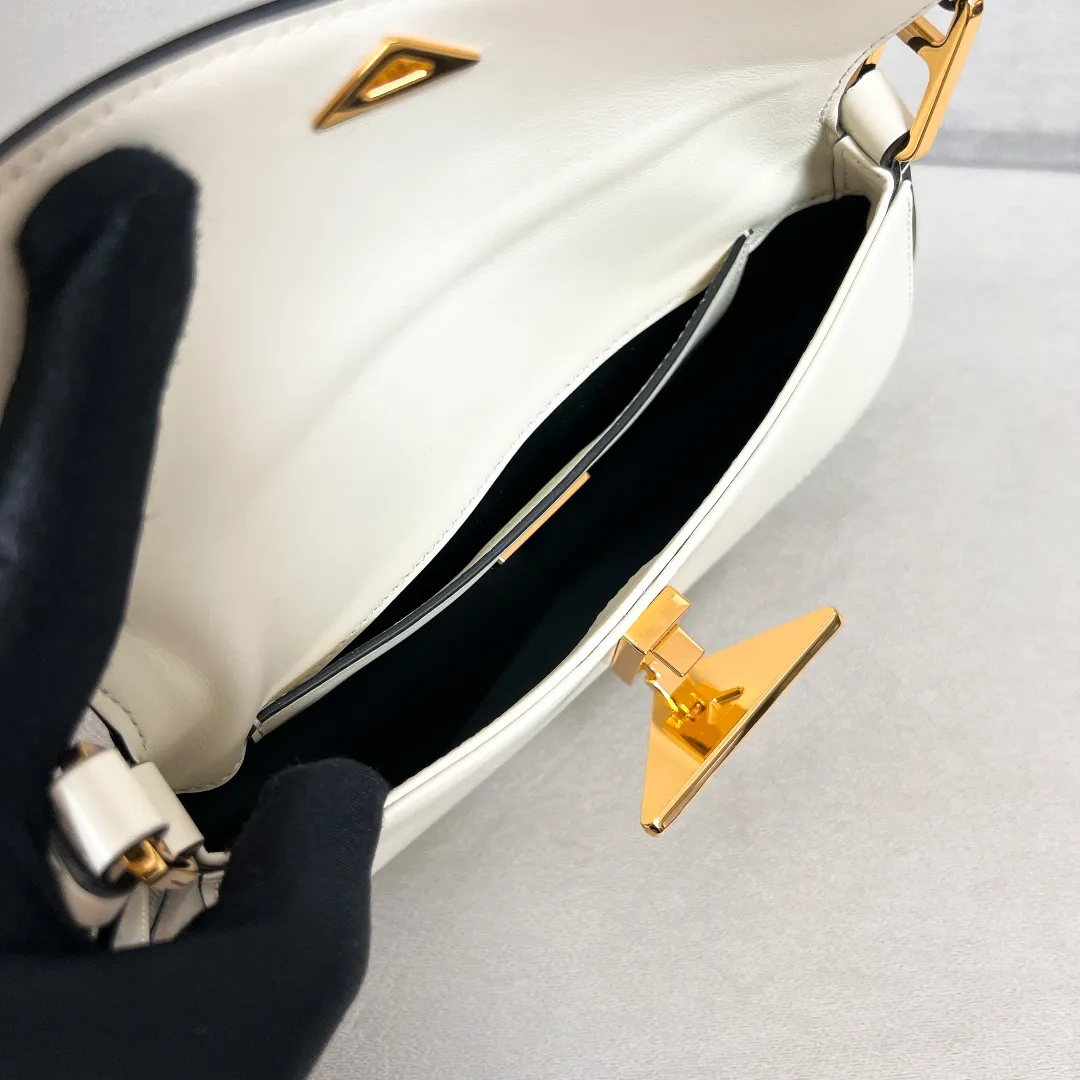 💰1520✨New product launch✨2023 new series glossy calfskin flip shoulder bag 1BD345 Chic and noble glossy calfskin Exquisite and fashionable new lock closure The large logo triangle logo is perfectly integrated into the body of the bag. Equipped with 2 detachable and adjustable shoulder straps. It can be used as an armpit bag or a crossbody bag. The lines are smooth and neat, retro and trendy! Perfect details are comparable to brick cabinets. Super size: 24*11*4cm