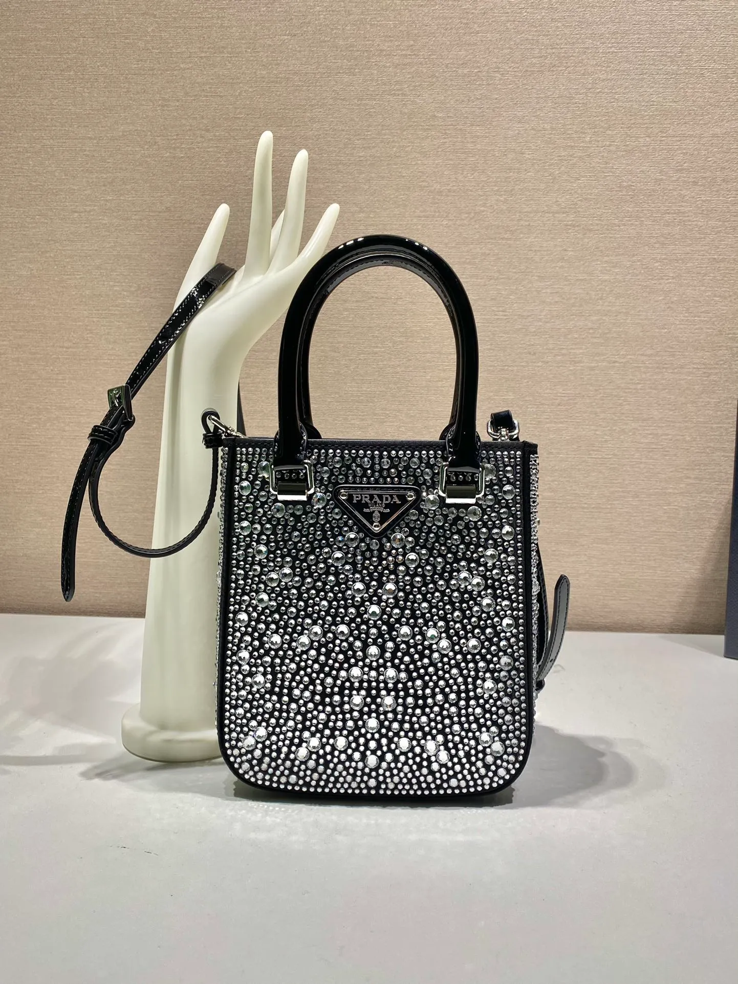 💰1360🎉Gypsophila Tote Bag🎉1BG331😘😘 This satin tote handbag is covered with sparkling imported crystals of different sizes. The hand strap and adjustable long shoulder strap are made of cowhide, which is easy to carry and designed to be worn cross-body, giving it a refined charm. The retro curved silhouette is unique. This starry tote bag looks more feminine, elegant and modern. So beautiful😘Everywhere you go, you will turn heads👏Hurry up and get it😘😘 Length 15x height 17.5x bottom 5cm👏👏👏🎉🎉🎉