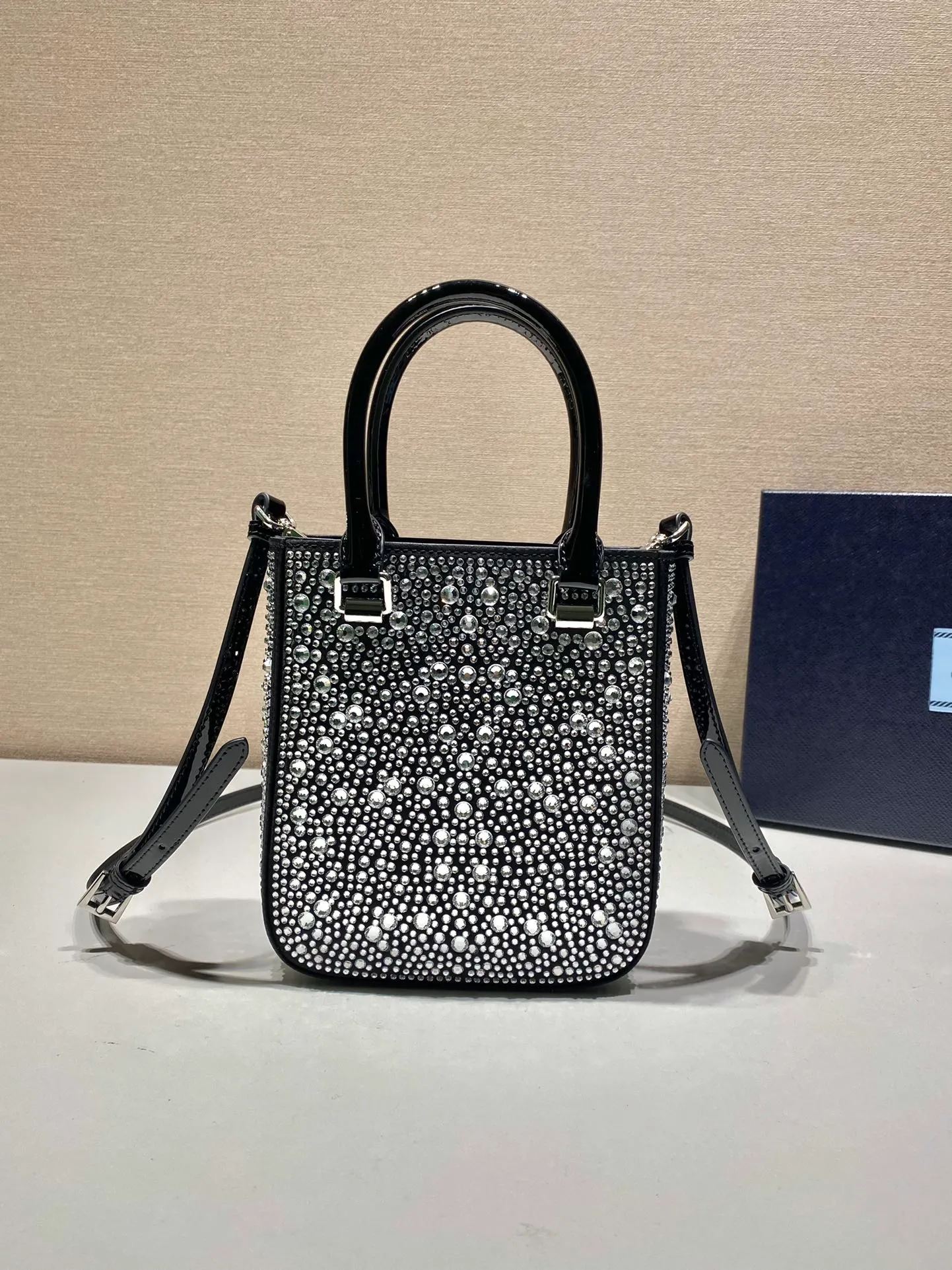 💰1360🎉Gypsophila Tote Bag🎉1BG331😘😘 This satin tote handbag is covered with sparkling imported crystals of different sizes. The hand strap and adjustable long shoulder strap are made of cowhide, which is easy to carry and designed to be worn cross-body, giving it a refined charm. The retro curved silhouette is unique. This starry tote bag looks more feminine, elegant and modern. So beautiful😘Everywhere you go, you will turn heads👏Hurry up and get it😘😘 Length 15x height 17.5x bottom 5cm👏👏👏🎉🎉🎉
