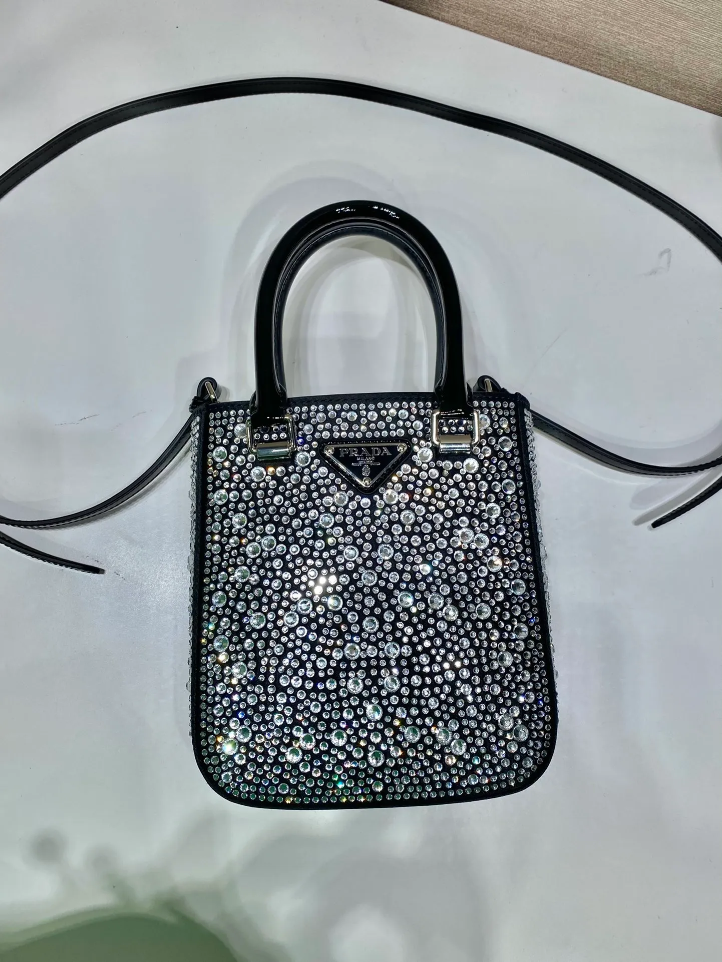 💰1360🎉Gypsophila Tote Bag🎉1BG331😘😘 This satin tote handbag is covered with sparkling imported crystals of different sizes. The hand strap and adjustable long shoulder strap are made of cowhide, which is easy to carry and designed to be worn cross-body, giving it a refined charm. The retro curved silhouette is unique. This starry tote bag looks more feminine, elegant and modern. So beautiful😘Everywhere you go, you will turn heads👏Hurry up and get it😘😘 Length 15x height 17.5x bottom 5cm👏👏👏🎉🎉🎉