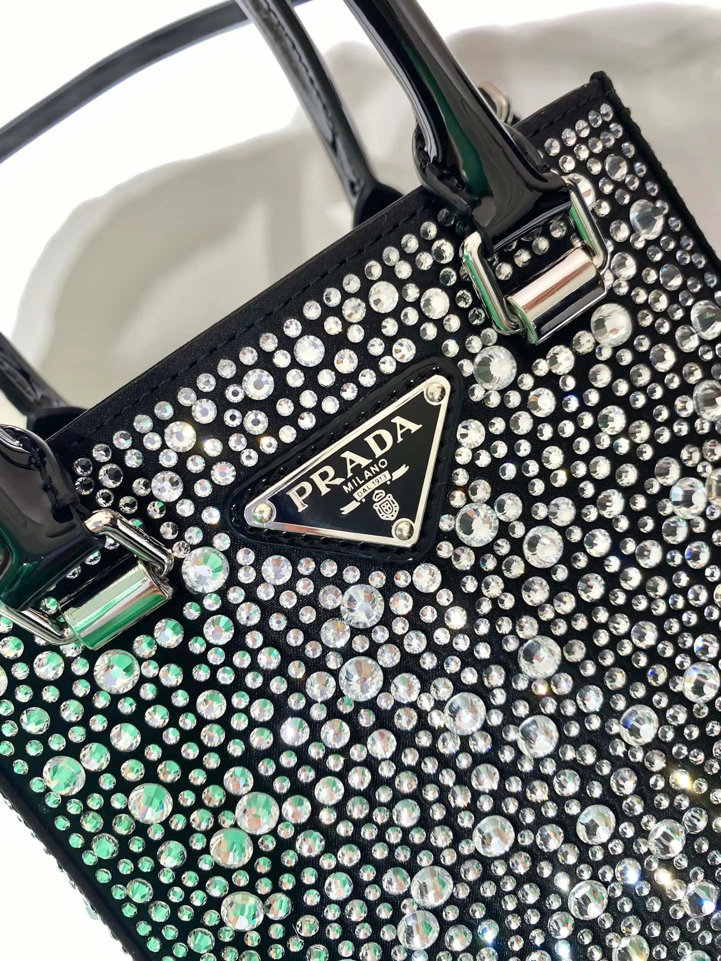 💰1360🎉Gypsophila Tote Bag🎉1BG331😘😘 This satin tote handbag is covered with sparkling imported crystals of different sizes. The hand strap and adjustable long shoulder strap are made of cowhide, which is easy to carry and designed to be worn cross-body, giving it a refined charm. The retro curved silhouette is unique. This starry tote bag looks more feminine, elegant and modern. So beautiful😘Everywhere you go, you will turn heads👏Hurry up and get it😘😘 Length 15x height 17.5x bottom 5cm👏👏👏🎉🎉🎉