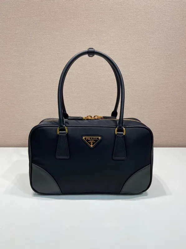 💰1460🎉New second-hand bag🎉1BB115🎉🎉 This double handle handbag is made of regenerated nylon, incorporating unique style elements and exquisite Saffiano leather details, completely subverting people's traditional perception of luxury goods. Practical design embellishments and exquisite details add a unique charm. Large capacity, practical and elegant👏Another popular style that will never go out of style🎉🎉 Length 30x Height 17.5x Base 9cm👏👏👏🎉🎉🎉