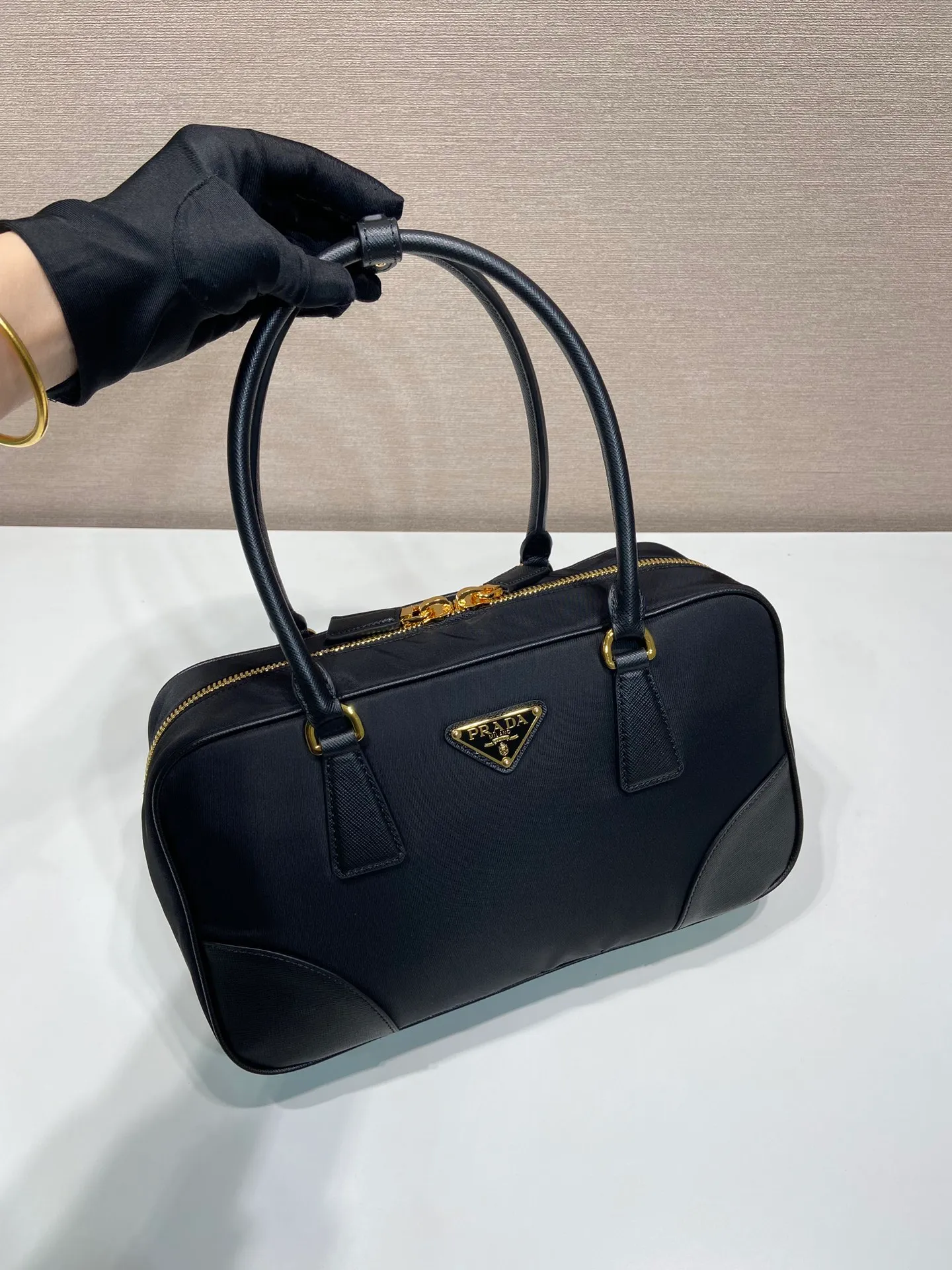 💰1460🎉New second-hand bag🎉1BB115🎉🎉 This double handle handbag is made of regenerated nylon, incorporating unique style elements and exquisite Saffiano leather details, completely subverting people's traditional perception of luxury goods. Practical design embellishments and exquisite details add a unique charm. Large capacity, practical and elegant👏Another popular style that will never go out of style🎉🎉 Length 30x Height 17.5x Base 9cm👏👏👏🎉🎉🎉