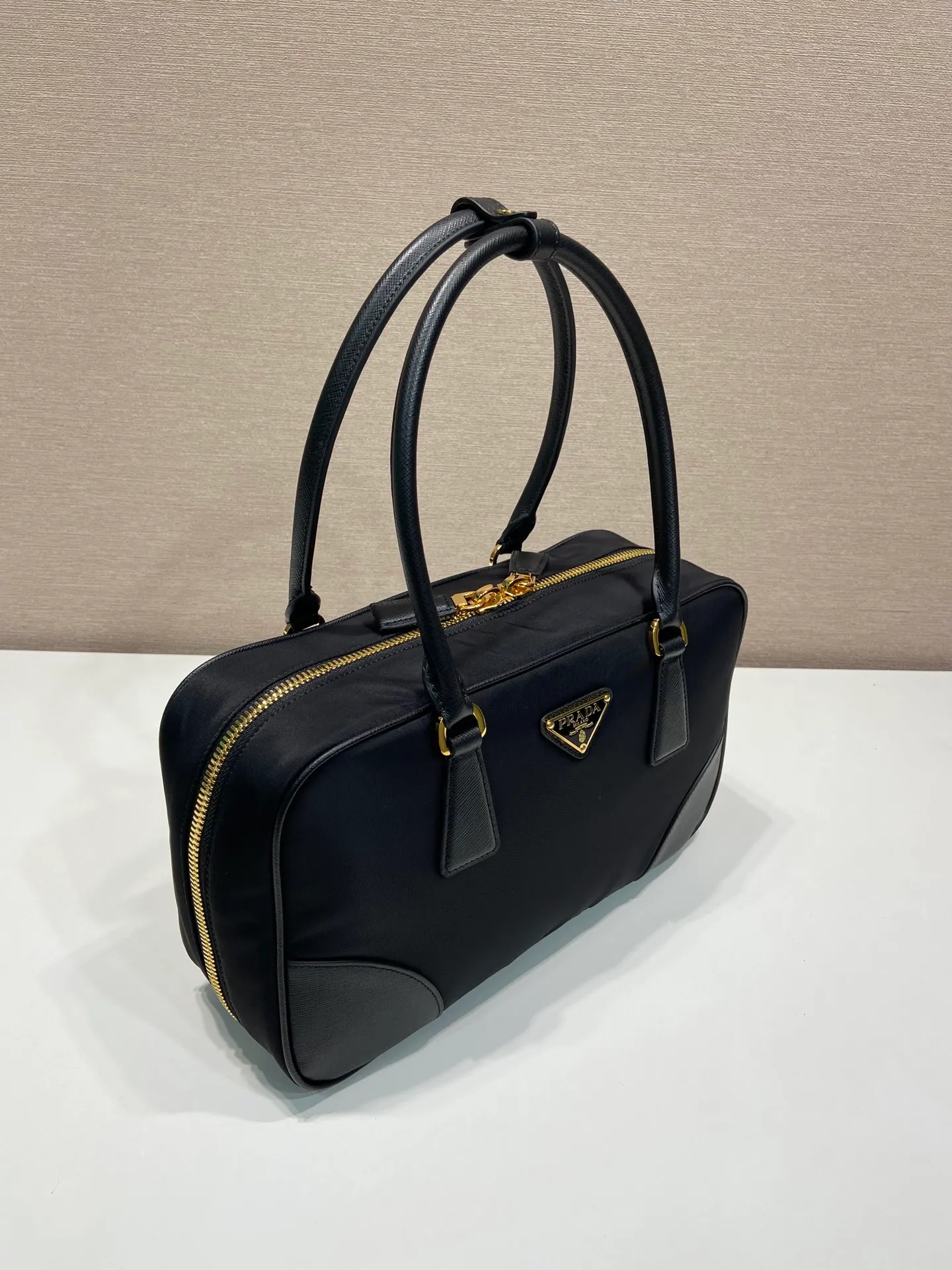 💰1460🎉New second-hand bag🎉1BB115🎉🎉 This double handle handbag is made of regenerated nylon, incorporating unique style elements and exquisite Saffiano leather details, completely subverting people's traditional perception of luxury goods. Practical design embellishments and exquisite details add a unique charm. Large capacity, practical and elegant👏Another popular style that will never go out of style🎉🎉 Length 30x Height 17.5x Base 9cm👏👏👏🎉🎉🎉