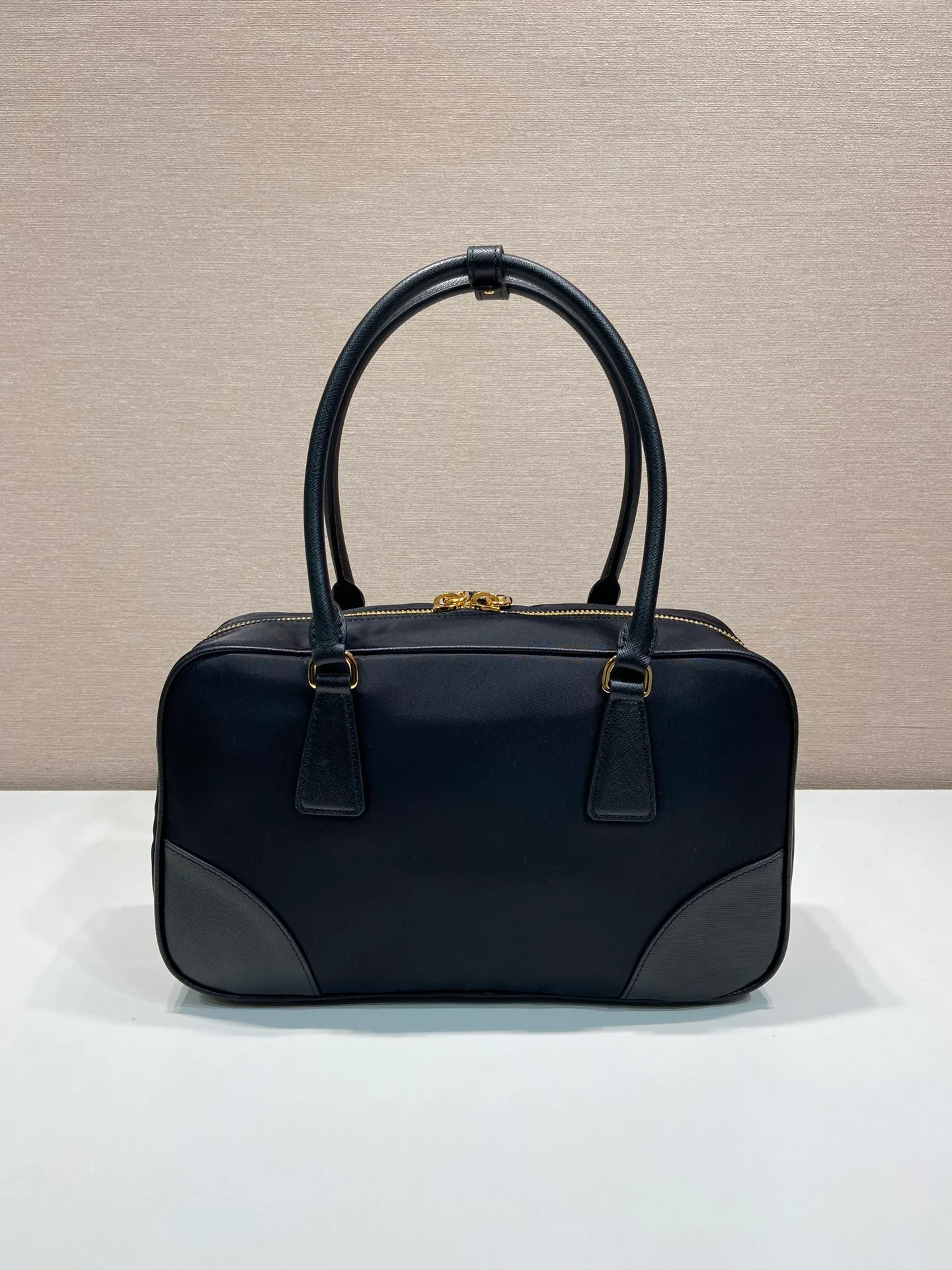 💰1460🎉New second-hand bag🎉1BB115🎉🎉 This double handle handbag is made of regenerated nylon, incorporating unique style elements and exquisite Saffiano leather details, completely subverting people's traditional perception of luxury goods. Practical design embellishments and exquisite details add a unique charm. Large capacity, practical and elegant👏Another popular style that will never go out of style🎉🎉 Length 30x Height 17.5x Base 9cm👏👏👏🎉🎉🎉