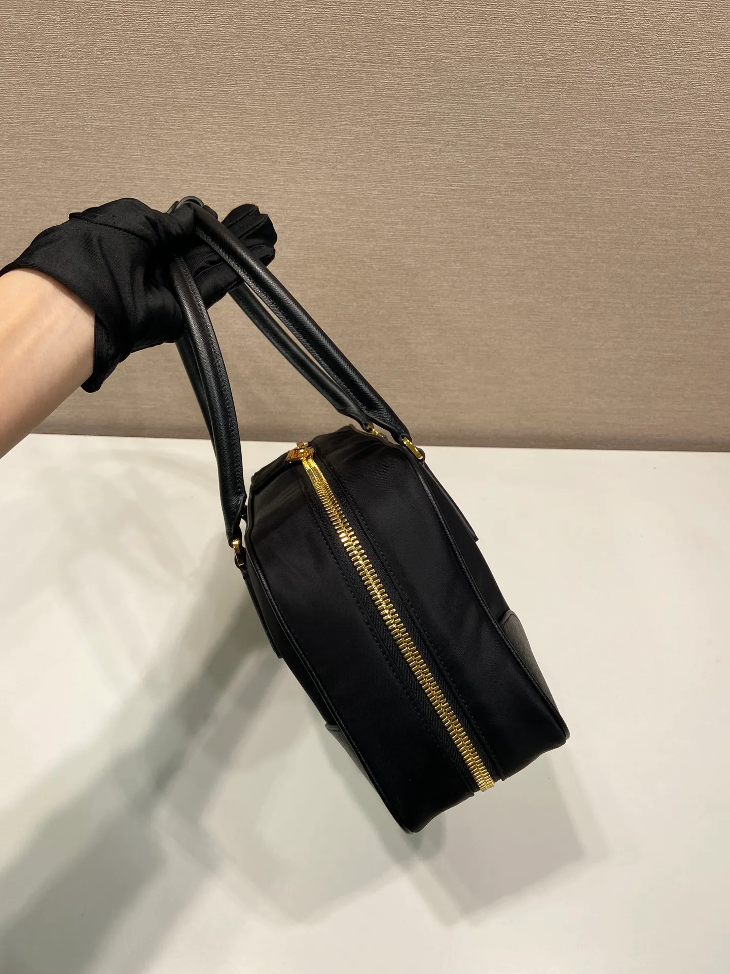 💰1460🎉New second-hand bag🎉1BB115🎉🎉 This double handle handbag is made of regenerated nylon, incorporating unique style elements and exquisite Saffiano leather details, completely subverting people's traditional perception of luxury goods. Practical design embellishments and exquisite details add a unique charm. Large capacity, practical and elegant👏Another popular style that will never go out of style🎉🎉 Length 30x Height 17.5x Base 9cm👏👏👏🎉🎉🎉