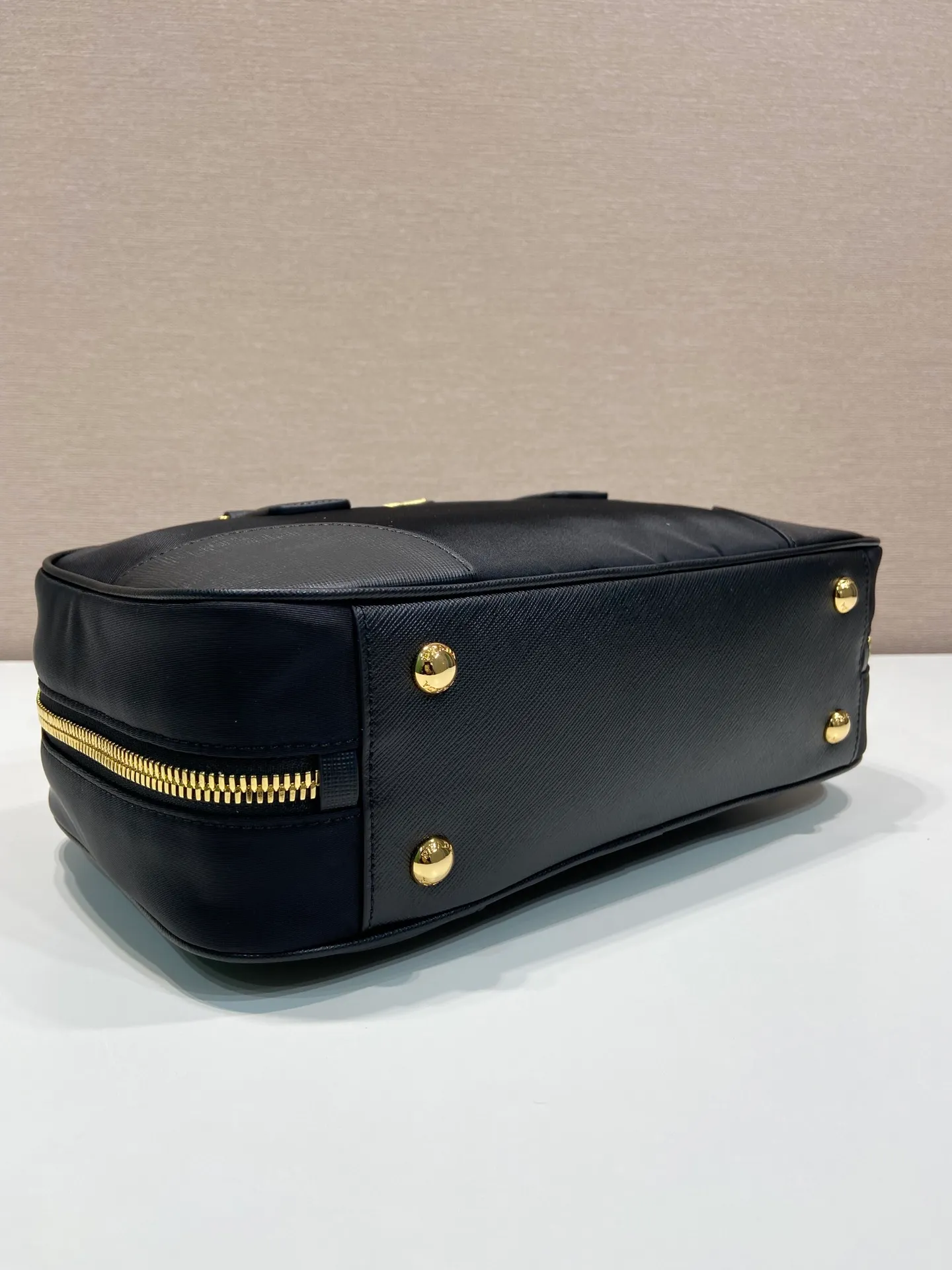💰1460🎉New second-hand bag🎉1BB115🎉🎉 This double handle handbag is made of regenerated nylon, incorporating unique style elements and exquisite Saffiano leather details, completely subverting people's traditional perception of luxury goods. Practical design embellishments and exquisite details add a unique charm. Large capacity, practical and elegant👏Another popular style that will never go out of style🎉🎉 Length 30x Height 17.5x Base 9cm👏👏👏🎉🎉🎉