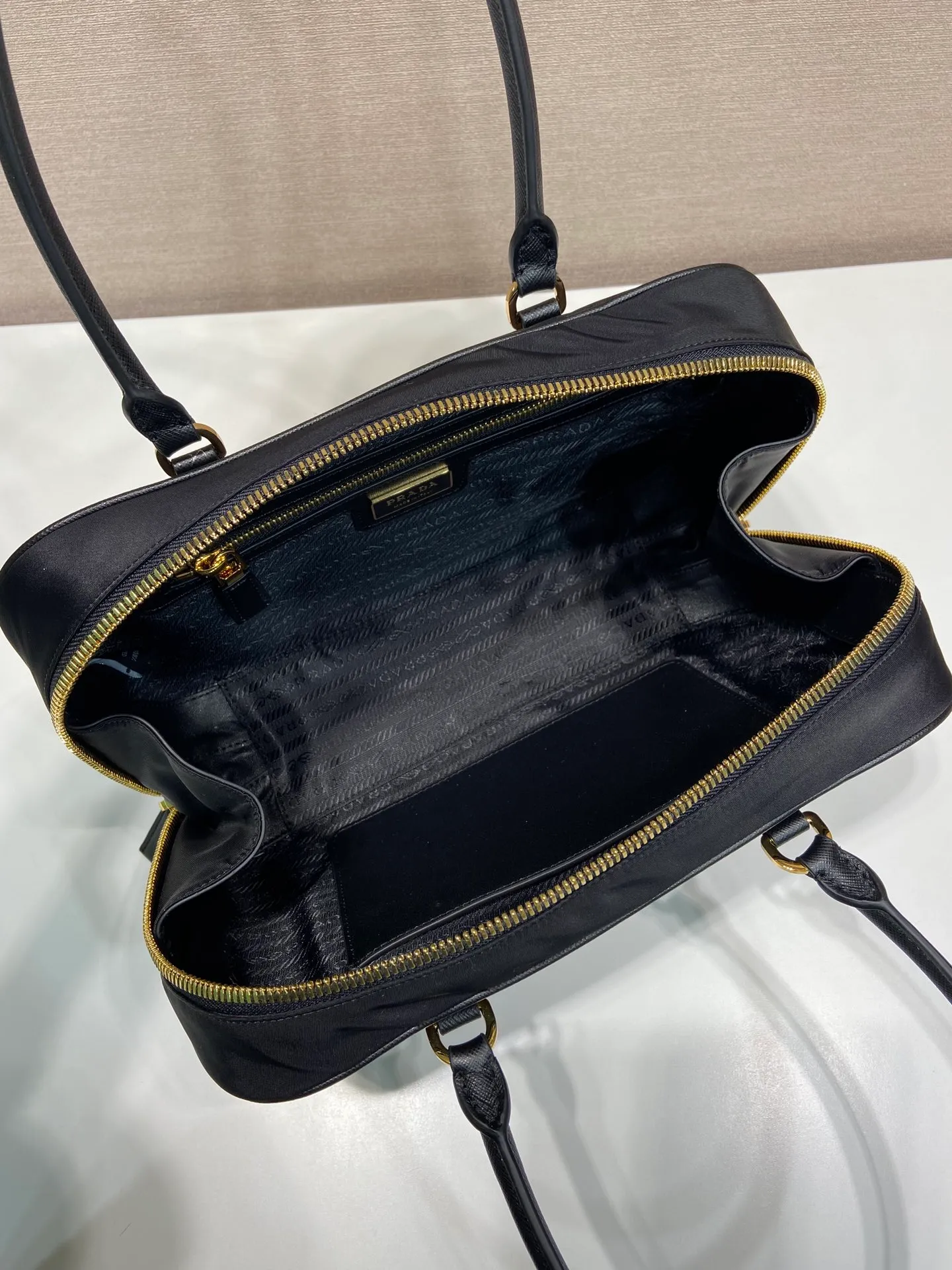 💰1460🎉New second-hand bag🎉1BB115🎉🎉 This double handle handbag is made of regenerated nylon, incorporating unique style elements and exquisite Saffiano leather details, completely subverting people's traditional perception of luxury goods. Practical design embellishments and exquisite details add a unique charm. Large capacity, practical and elegant👏Another popular style that will never go out of style🎉🎉 Length 30x Height 17.5x Base 9cm👏👏👏🎉🎉🎉