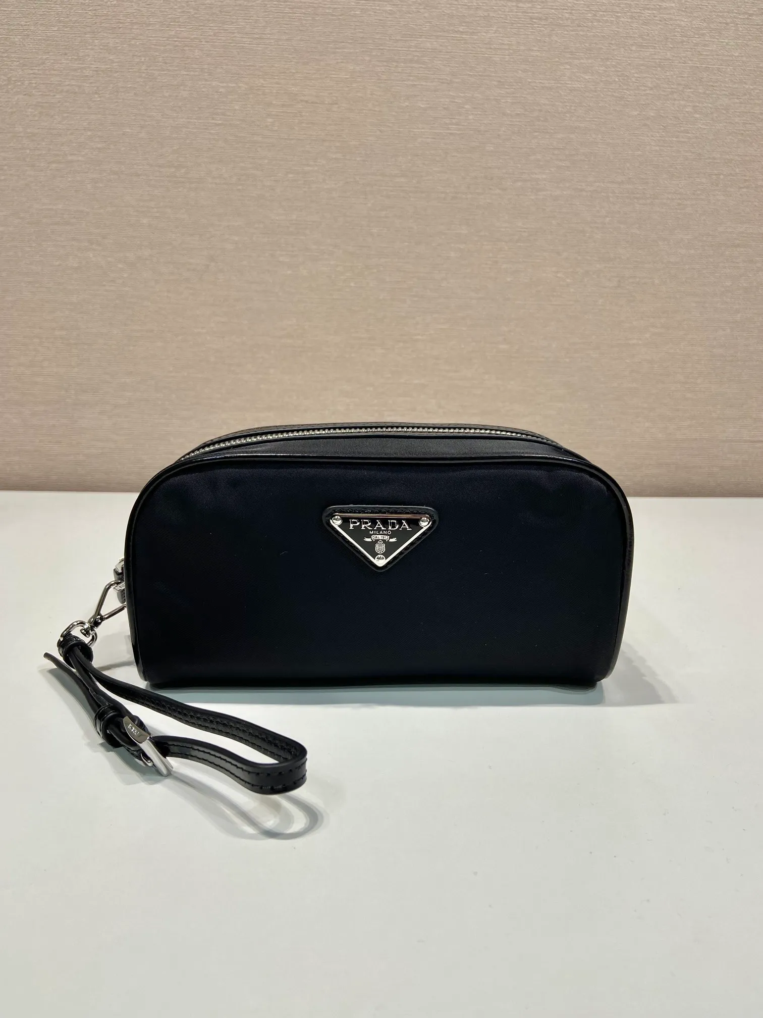 💰700🎉New handbag🎉2NE063 Unisex style🎉 This practical and exquisite pouch is made of innovative regenerated nylon fabric Re-Nylon and decorated with glossy leather details. The enameled triangular metal logo highlights the brand's classic character. Detachable leather wrist strap, large capacity, simple/fashionable/attractive, suitable for both men and women, babies, hurry up and get it🎉🎉 Length 19x Height 9x Bottom 7cm🎉🎉🎉👏👏👏