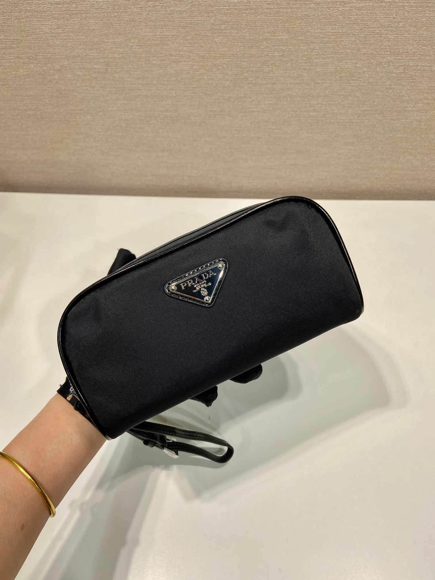 💰700🎉New handbag🎉2NE063 Unisex style🎉 This practical and exquisite pouch is made of innovative regenerated nylon fabric Re-Nylon and decorated with glossy leather details. The enameled triangular metal logo highlights the brand's classic character. Detachable leather wrist strap, large capacity, simple/fashionable/attractive, suitable for both men and women, babies, hurry up and get it🎉🎉 Length 19x Height 9x Bottom 7cm🎉🎉🎉👏👏👏