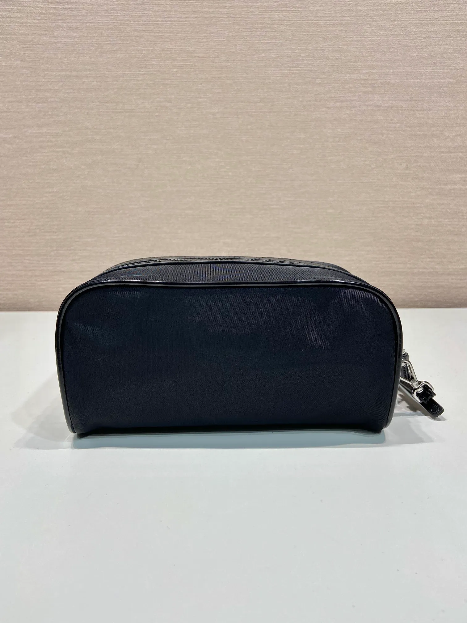 💰700🎉New handbag🎉2NE063 Unisex style🎉 This practical and exquisite pouch is made of innovative regenerated nylon fabric Re-Nylon and decorated with glossy leather details. The enameled triangular metal logo highlights the brand's classic character. Detachable leather wrist strap, large capacity, simple/fashionable/attractive, suitable for both men and women, babies, hurry up and get it🎉🎉 Length 19x Height 9x Bottom 7cm🎉🎉🎉👏👏👏
