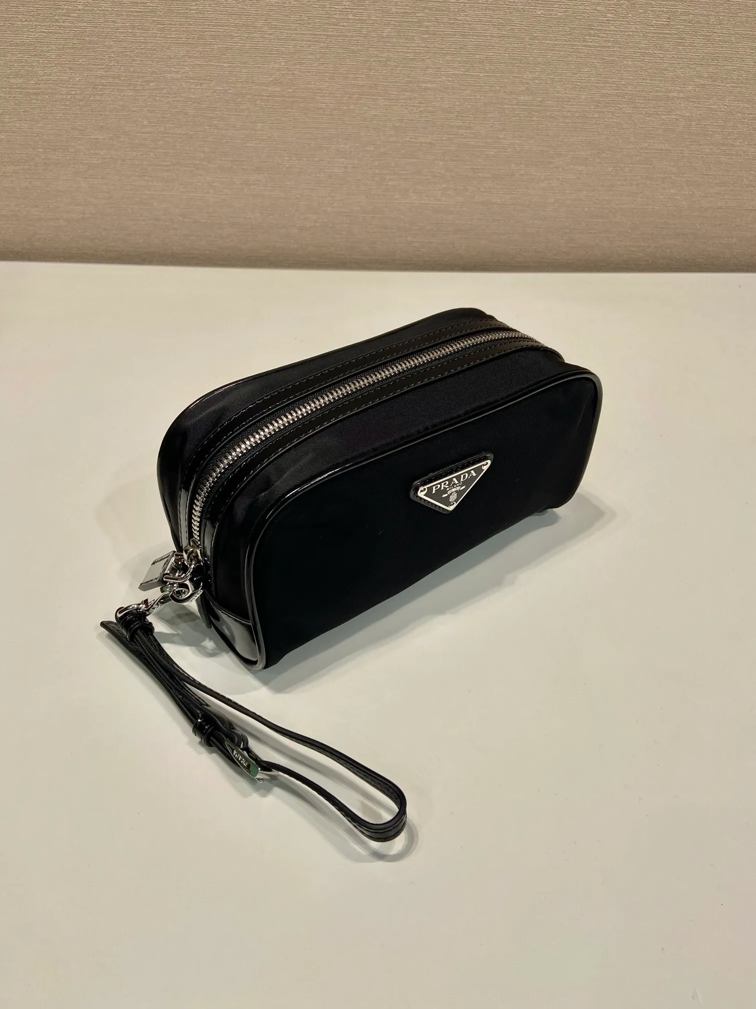 💰700🎉New handbag🎉2NE063 Unisex style🎉 This practical and exquisite pouch is made of innovative regenerated nylon fabric Re-Nylon and decorated with glossy leather details. The enameled triangular metal logo highlights the brand's classic character. Detachable leather wrist strap, large capacity, simple/fashionable/attractive, suitable for both men and women, babies, hurry up and get it🎉🎉 Length 19x Height 9x Bottom 7cm🎉🎉🎉👏👏👏